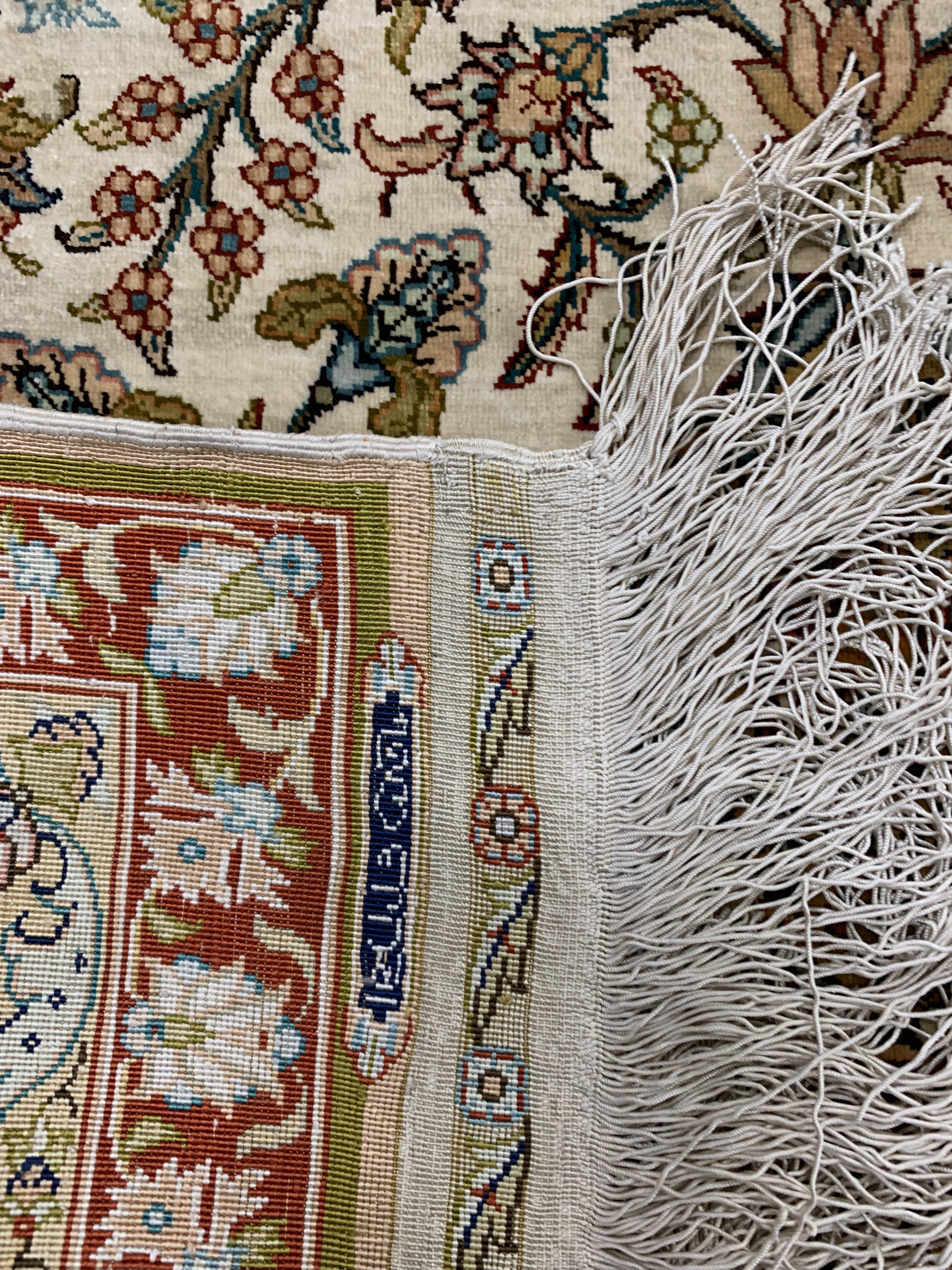 Detail e: Hereke Seide fein Türkei, signiert"Özipek",Mitte 20.Jhd, reine Naturseide, ca. 117 x 92 cm, EHZ: 1-2