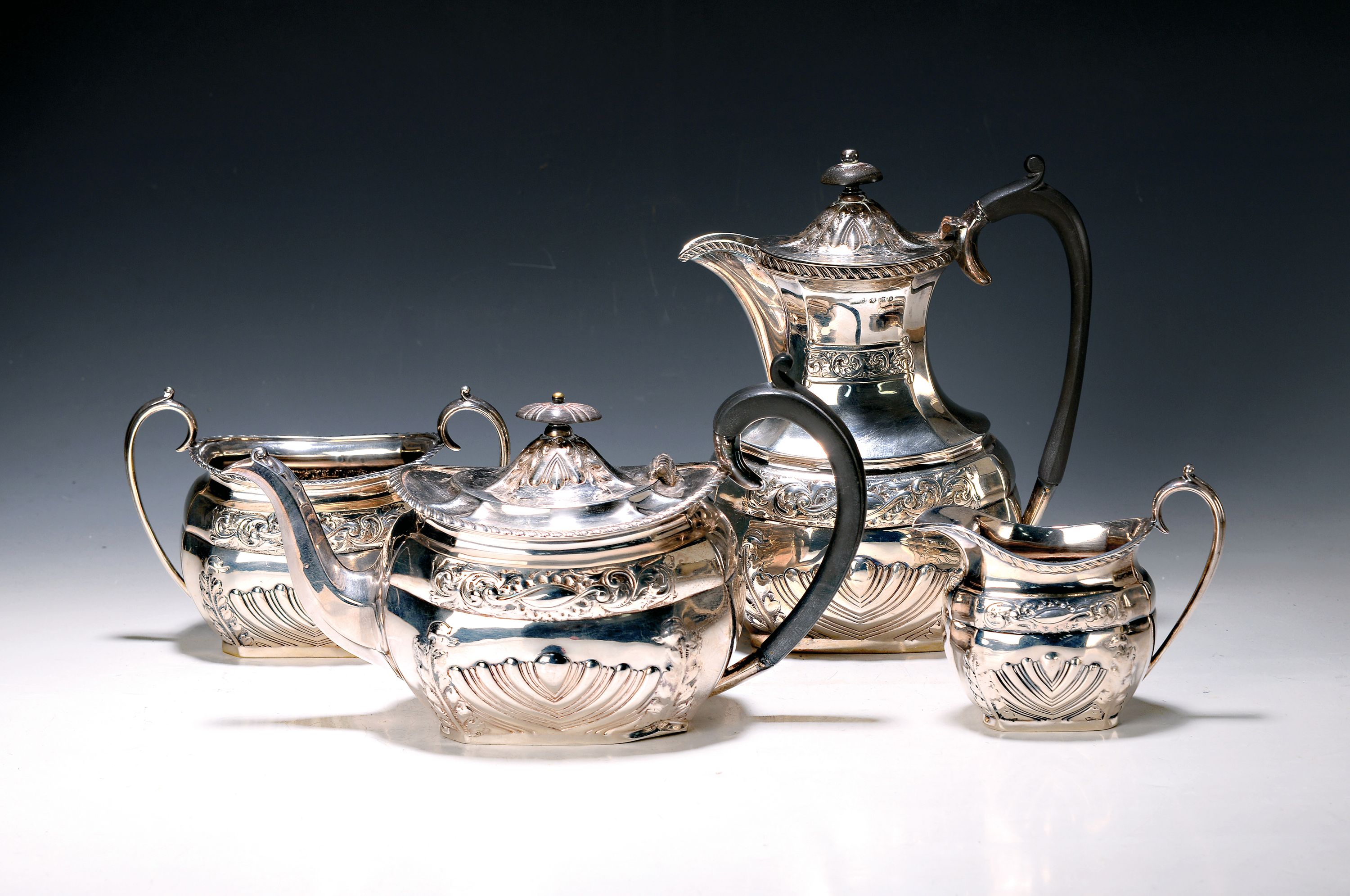 Kernstück für Kaffee und Tee, Schottland, 1895, Silber gemarkt, barockisierender Dekor, Jahresbuchstabe O, Kaffeekanne, Teekanne, Zuckerdose, ...