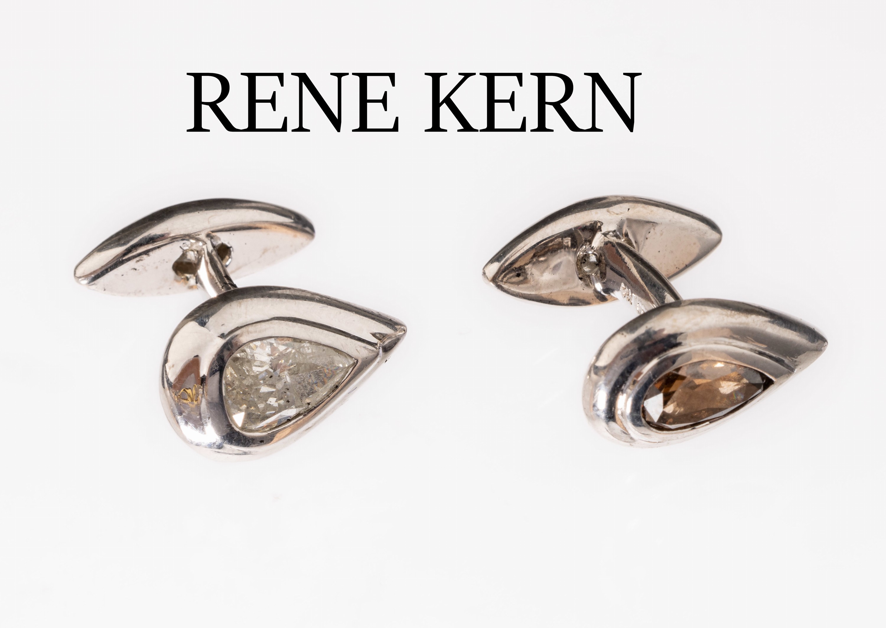 Paar 18 kt Gold Diamant-Manschettenknöpfe, WG 750/000, Atelieranfertigung RENE KERN, Düsseldorf, 1 Diamant in Tropfenform ca. 1.02 ct Braun/p 1, 1 ...