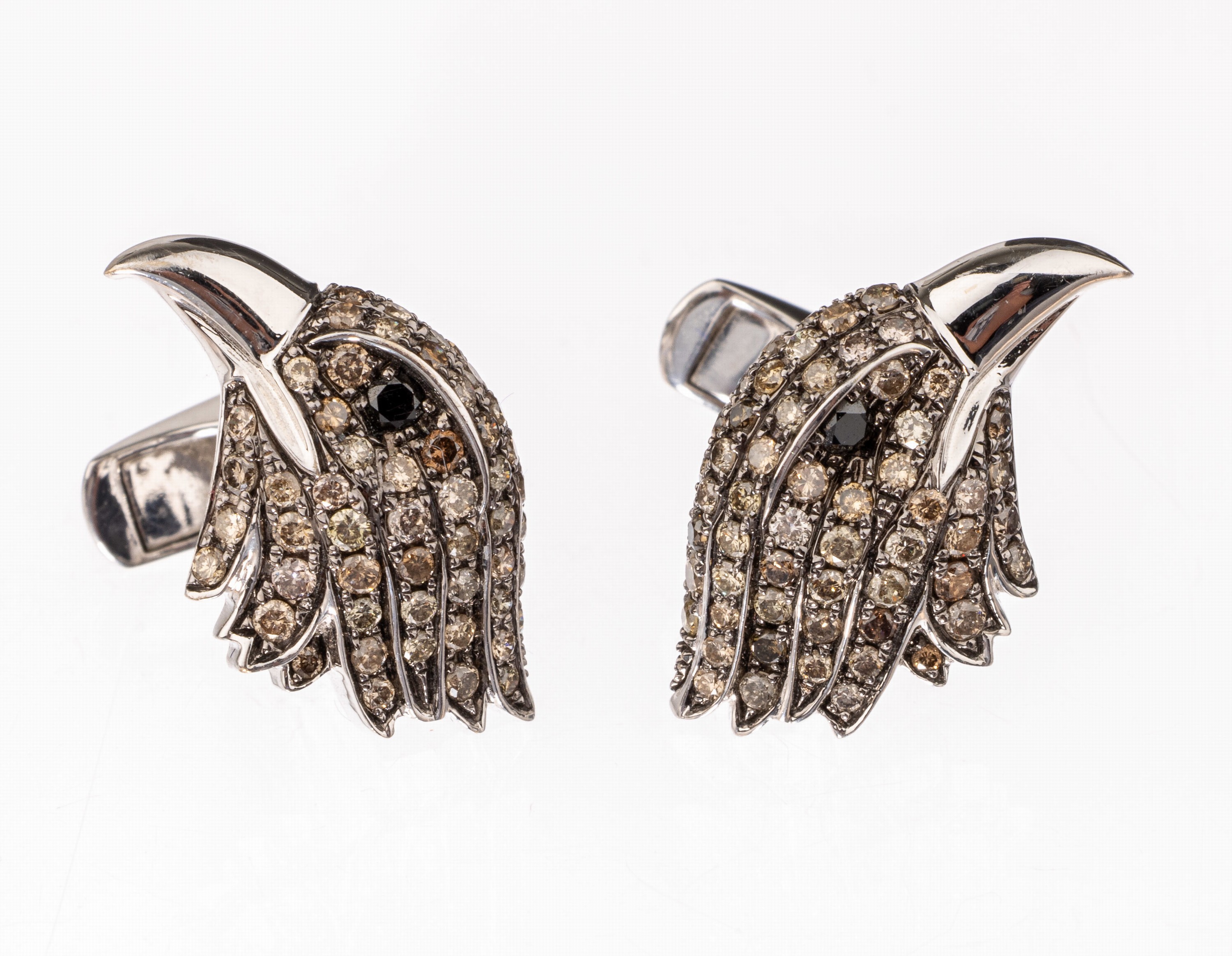 Paar 18 kt Gold Diamant-Manschettenknöpfe, "Adlerkopf", WG 750/000, 112 braune Brillanten zus. ca. 1.12 ct, 2 schwarze 8/8-Diamanten zus. ...