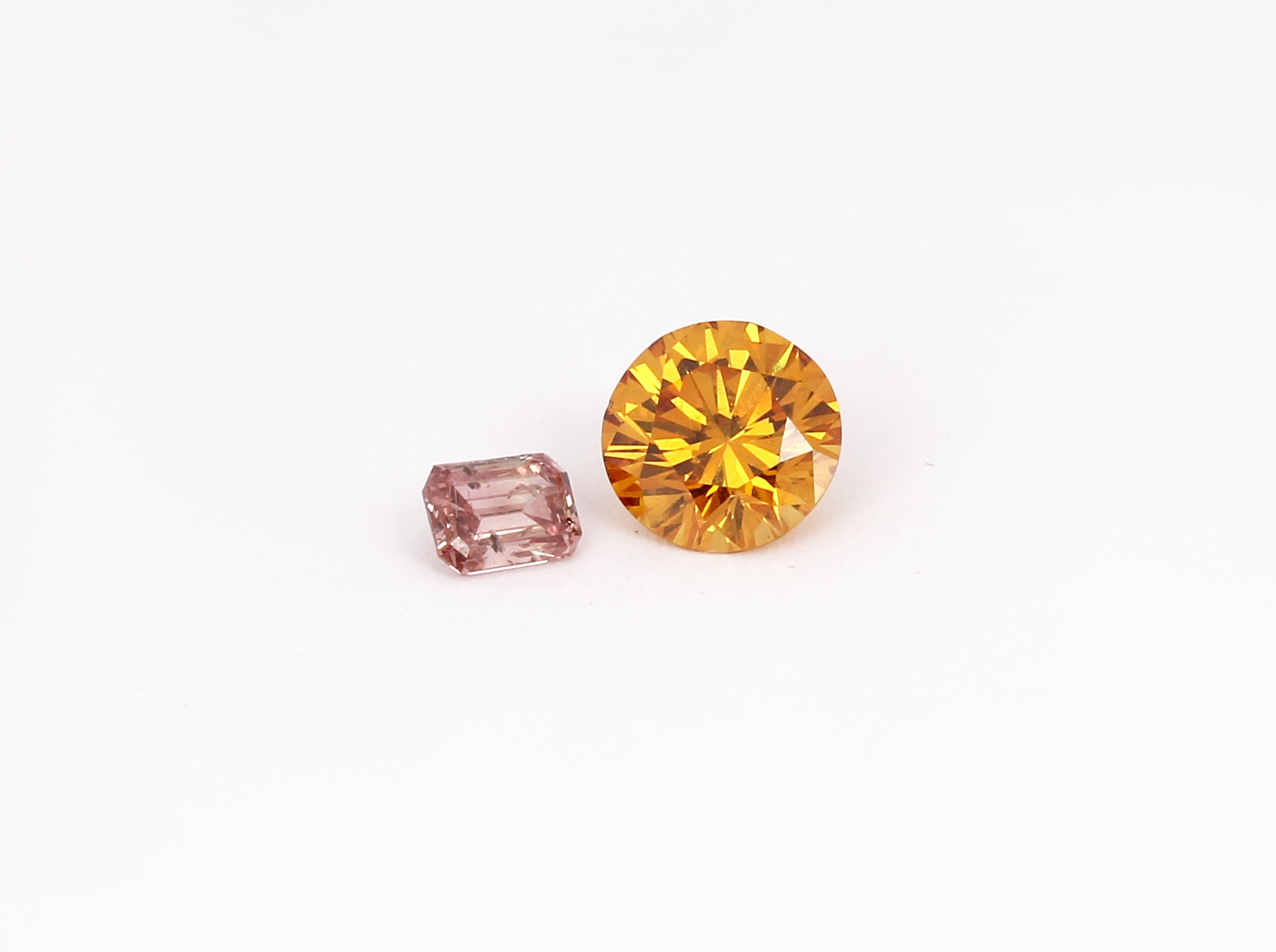 Konvolut 2 lose Diamanten, 1 x Emerald Cut, ca. 0.10 ct natural fancy deep brownish orangy pink, 1 x Brillant ca. 0.46 ct natural fancy deep ...