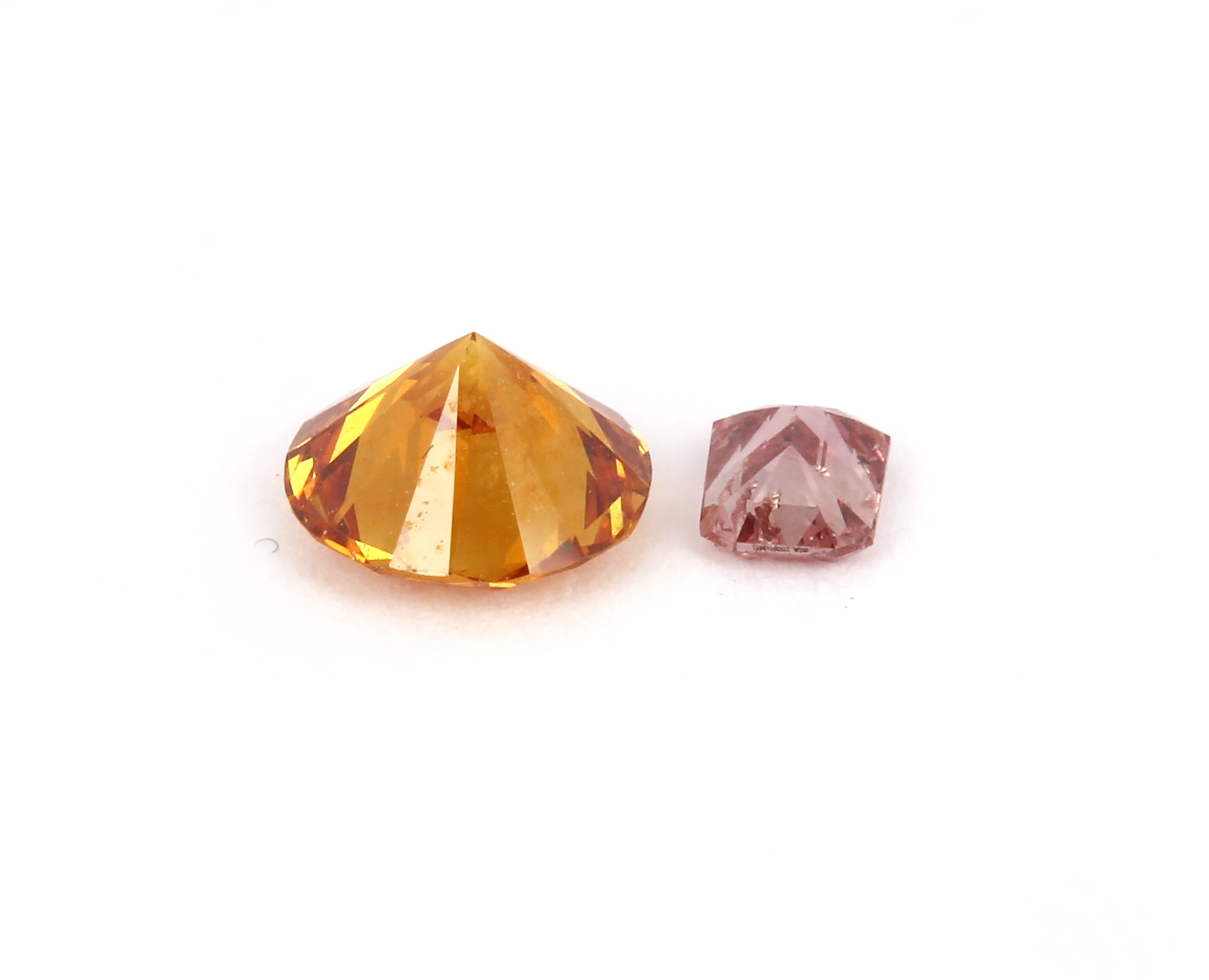 Detail a: Konvolut 2 lose Diamanten, 1 x Emerald Cut, ca. 0.10 ct natural fancy deep brownish orangy pink, 1 x Brillant ca. 0.46 ct natural fancy deep ...