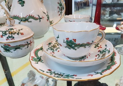 26762229f - Coffee and tea service for 4 people, Meissen, Pfeiffer period, rich green dragon, porcelain, rich gold decoration, coffee pot (rose lid ordered), teapot, 4 cups with saucers (1 saucer ordered on the stand ring), 6 cake plates, oval bowl, sugar bowl , with: lidded box with saucer, green dragon, slight traces of wear, some gilding partly rubbed