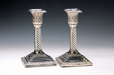 Image 26762230 - Pair of silver candlesticks, London, 1881, probably James Beebe, silver, multi-stepped base, spirally turned shaft, spout as acanthus leaf capital, marked on the base, master's mark JB, height 14.5 cm each, filled base, approx. 770 g