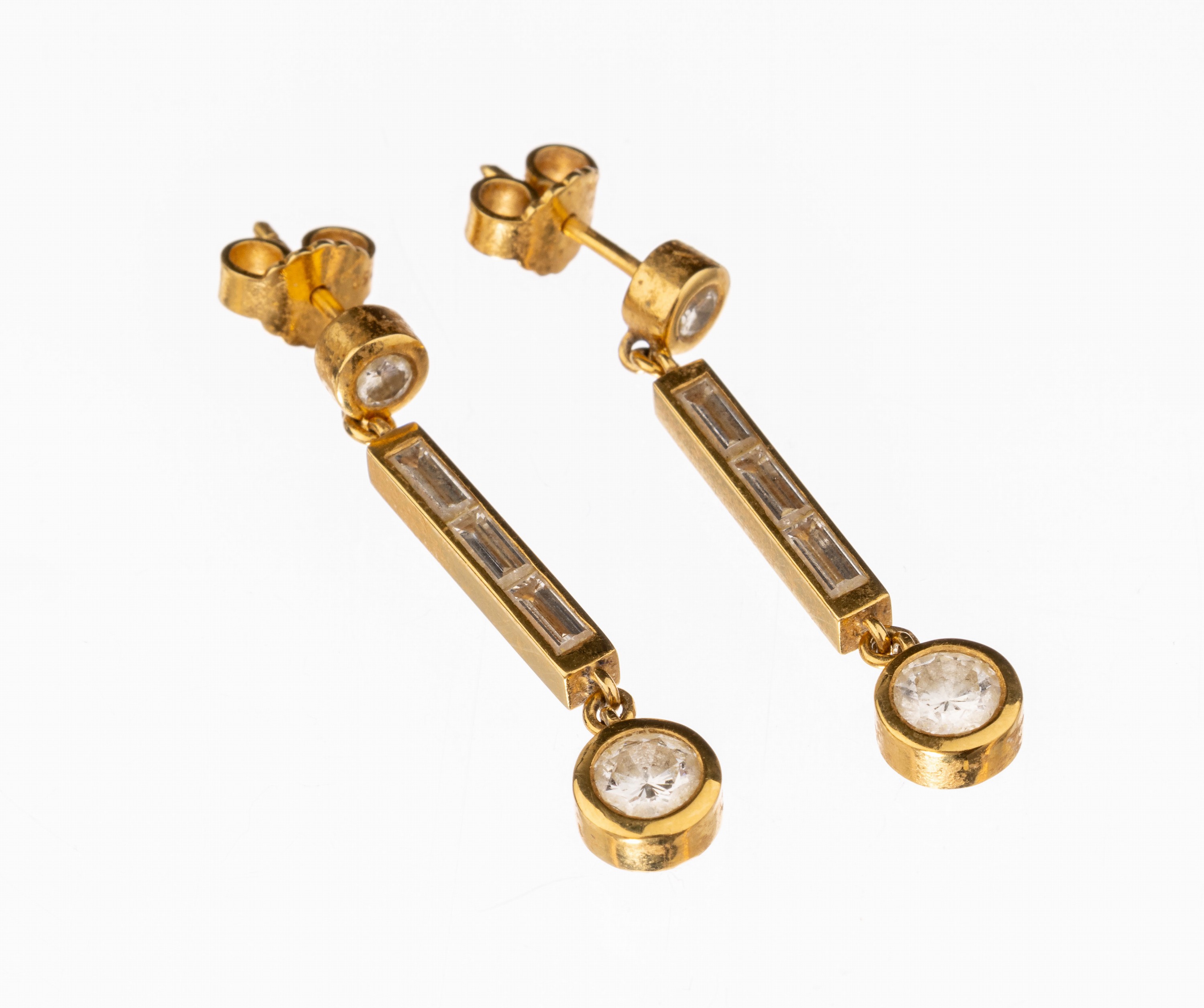 Paar 18 kt Gold Diamant-Ohrgehänge, GG 750/000, 4 Brillanten zus. ca. 0.80 ct Weiß/si, 6 Diamant-Baguettes zus. ca. 0.85 ct Weiß/si, verbödet ...