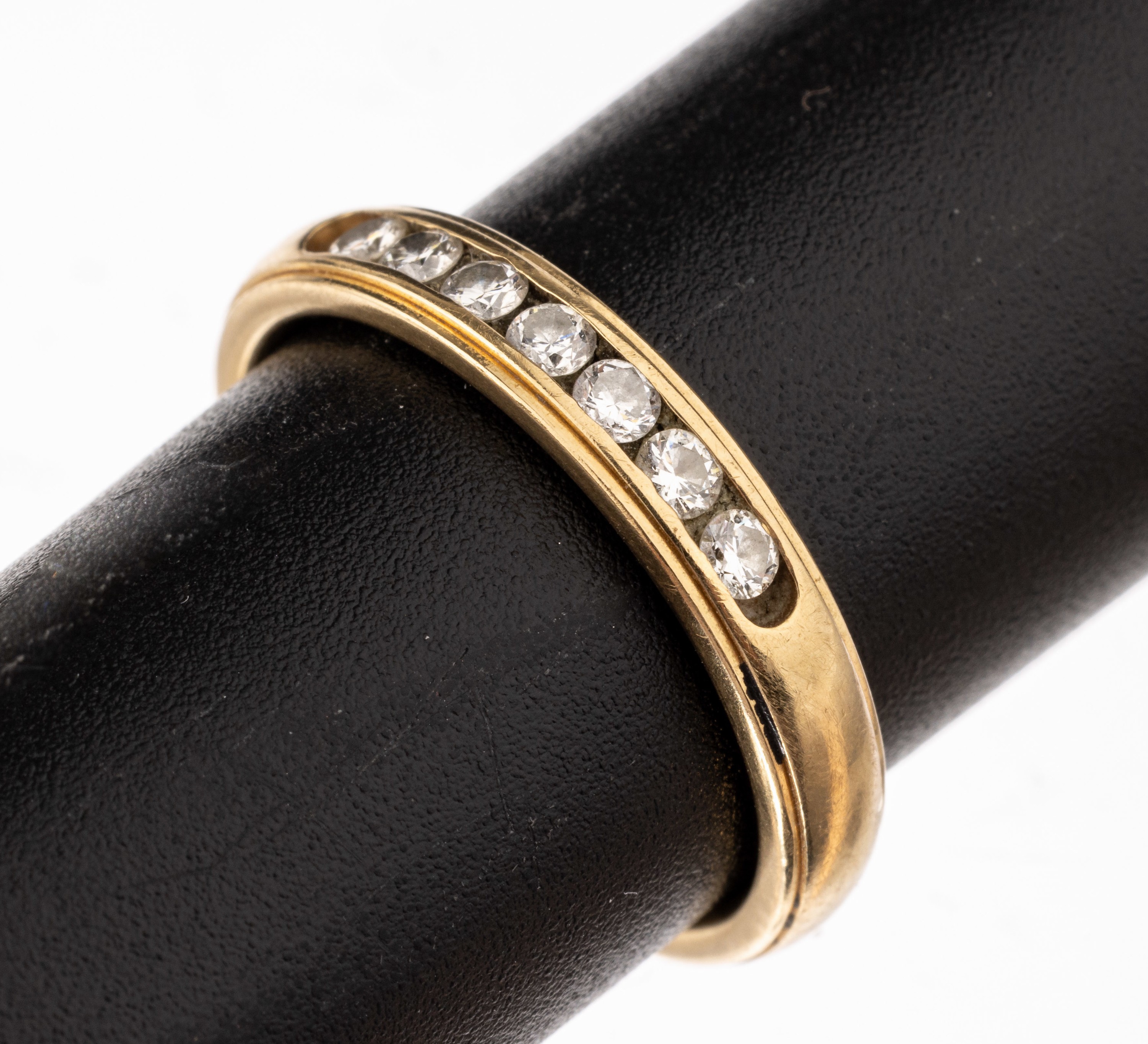 18 kt Gold Brillant-Ring, GG 750/000, 7 Brillanten zus. ca. 0.25 ct (grav.) Weiß/vs-si, ca. 4.4 g, RW 52