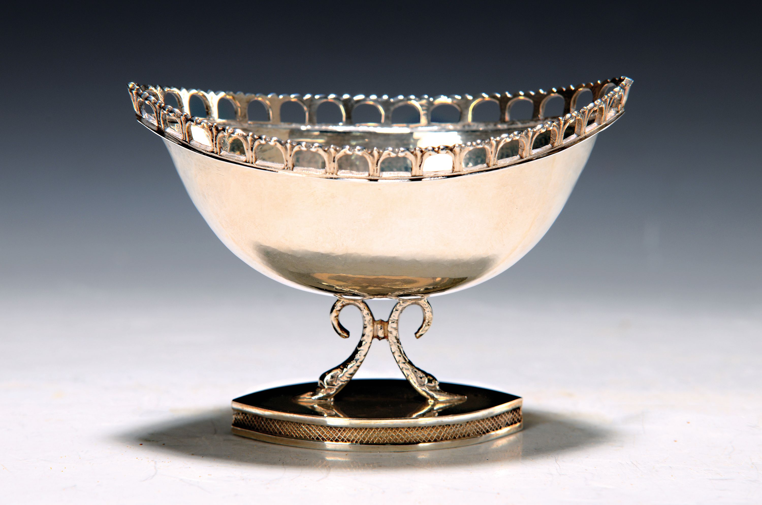 Silber-Fußschale, um 1800, Silber, navettenförmiger Fuß, Schale mit Hammerschlagdekor getragen von einem Paar barockisierender Delfine, gemarkt ...