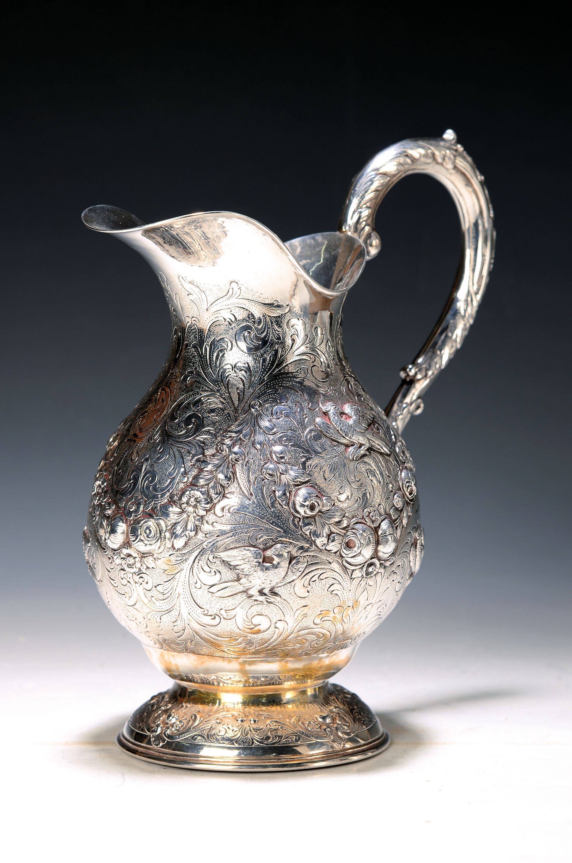 Henkelkrug, deutsch, um 1900, 800er Silber, reicher flächiger Dekor mit Rankenwerk, Blumengirlanden und Vögeln, nachgestochen, Meistermarke ...