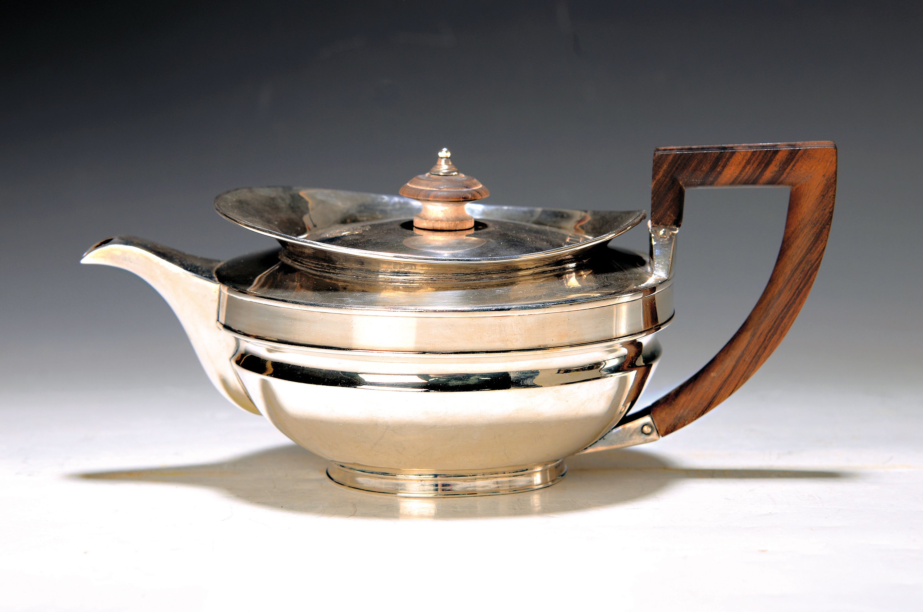 Silber Teekanne, London, wohl John Emes, 1806 , Silber, Deckelknauf und Griff aus Holz, klare Formen des Klassizismus, Deckel und Boden signiert, ...
