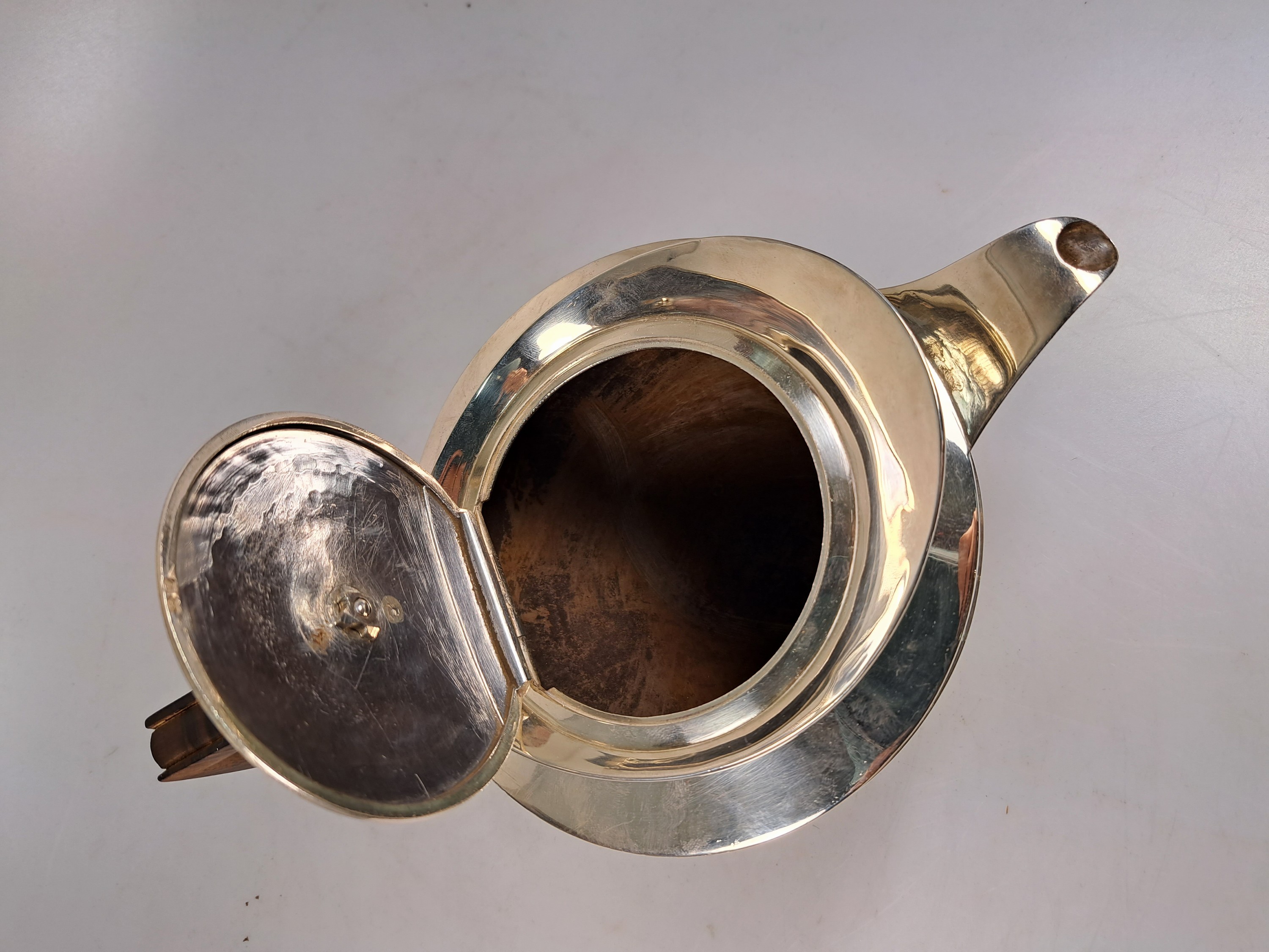 Detail a: Silber Teekanne, London, wohl John Emes, 1806 , Silber, Deckelknauf und Griff aus Holz, klare Formen des Klassizismus, Deckel und Boden signiert, ...