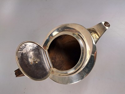 26762454a - Silver teapot, London, probably John Emes, 1806, silver, lid knob and handle made of wood, clear forms of classicism, lid and base signed, master's mark JE in two circles, lid with coat of arms, traces of age, height 10.5 cm, approx. 585g