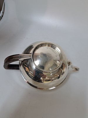 26762454b - Silver teapot, London, probably John Emes, 1806, silver, lid knob and handle made of wood, clear forms of classicism, lid and base signed, master's mark JE in two circles, lid with coat of arms, traces of age, height 10.5 cm, approx. 585g