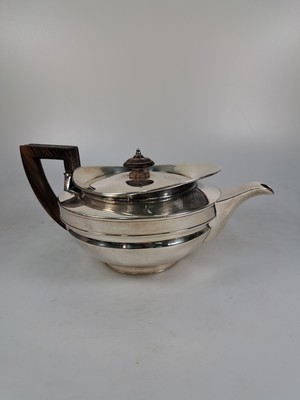 26762454c - Silver teapot, London, probably John Emes, 1806, silver, lid knob and handle made of wood, clear forms of classicism, lid and base signed, master's mark JE in two circles, lid with coat of arms, traces of age, height 10.5 cm, approx. 585g