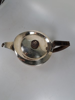 26762454d - Silver teapot, London, probably John Emes, 1806, silver, lid knob and handle made of wood, clear forms of classicism, lid and base signed, master's mark JE in two circles, lid with coat of arms, traces of age, height 10.5 cm, approx. 585g
