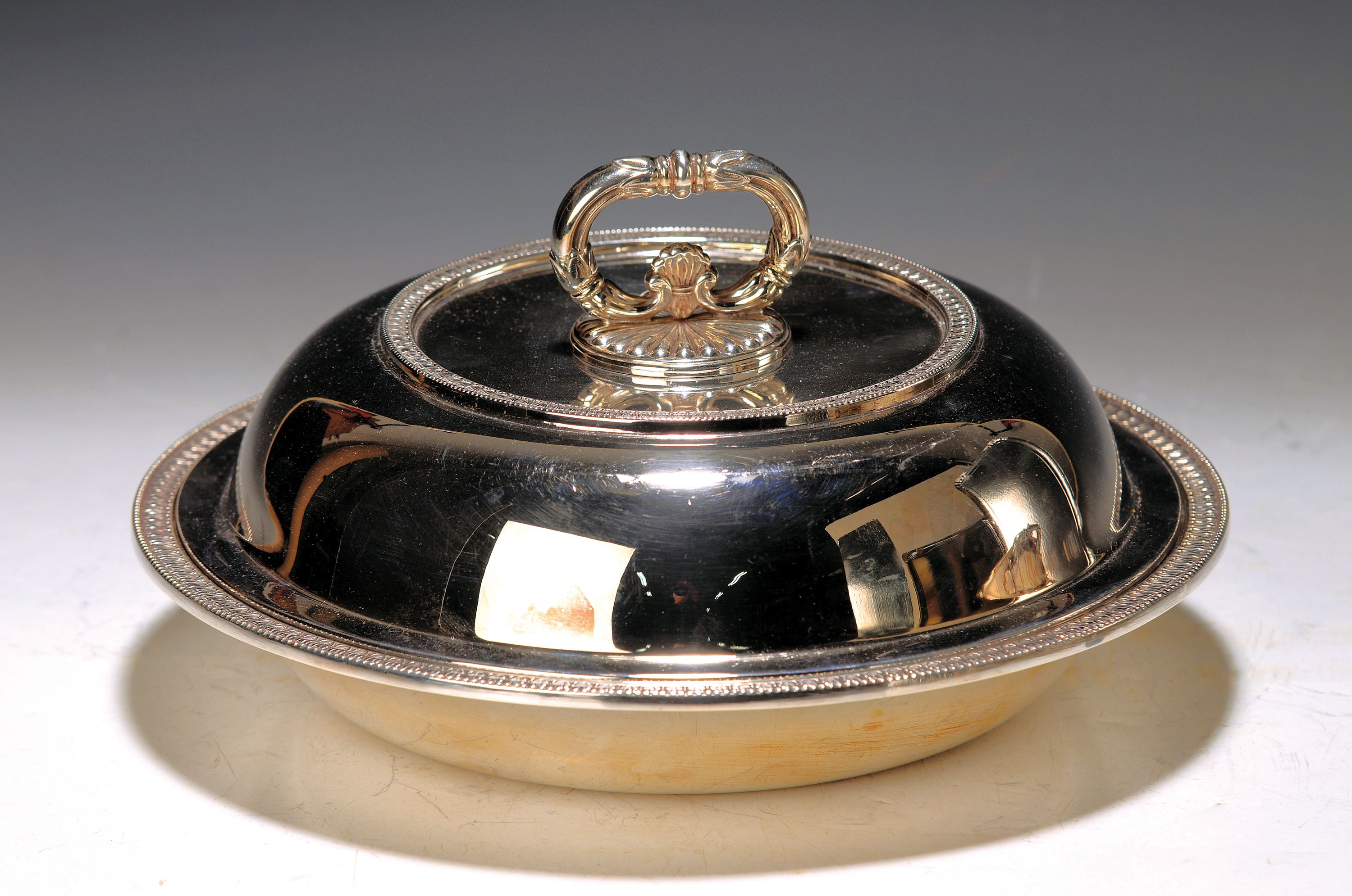 Verwandlungsdeckelschale, USA, 20.Jh., 800er Silber, Deckel mit abnehmbarem Knauf als Schale verwendbar, Meistermarke ungedeutet, ca. 560g, D. 22cm