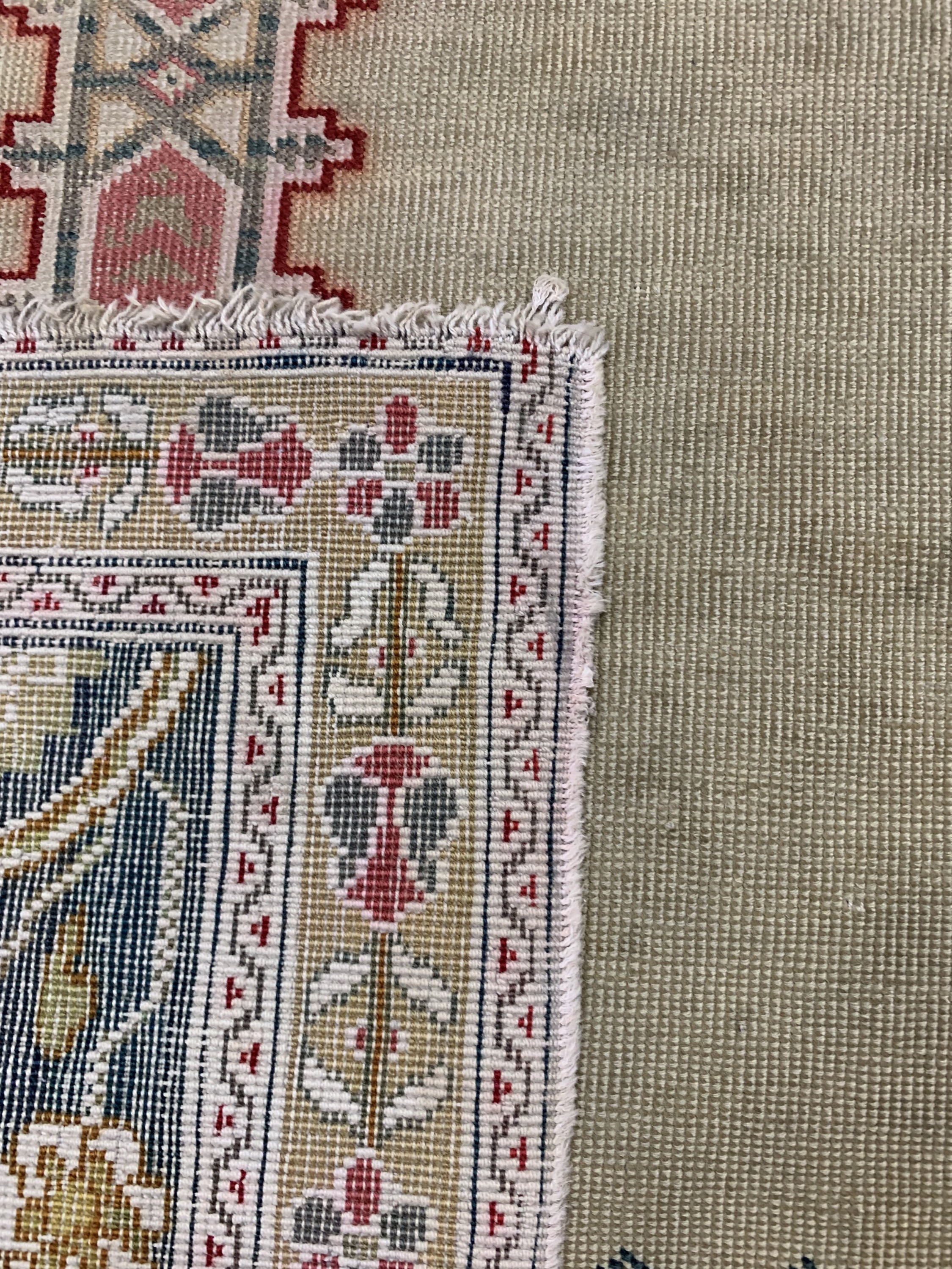 Detail e: Antiker Giordes, Türkei, um 1900, Wolle aufBaumwolle, ca. 175 x 135 cm, EHZ: 3-4