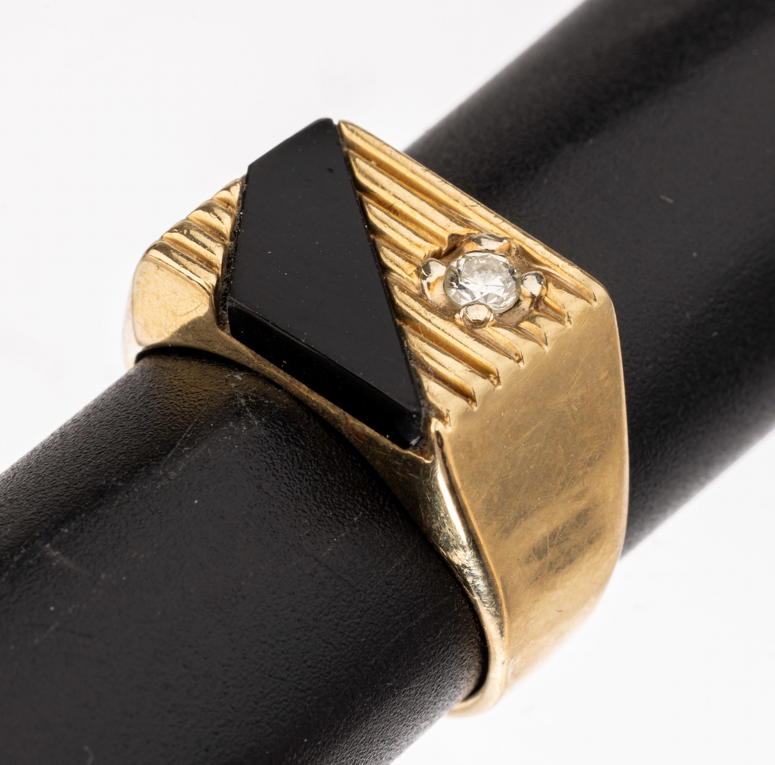14 kt Gold Brillant-Onyx-Ring, WG 585/000, Brillant ca. 0.10 ct Weiß/si, ca. 6.6 g, RW 58