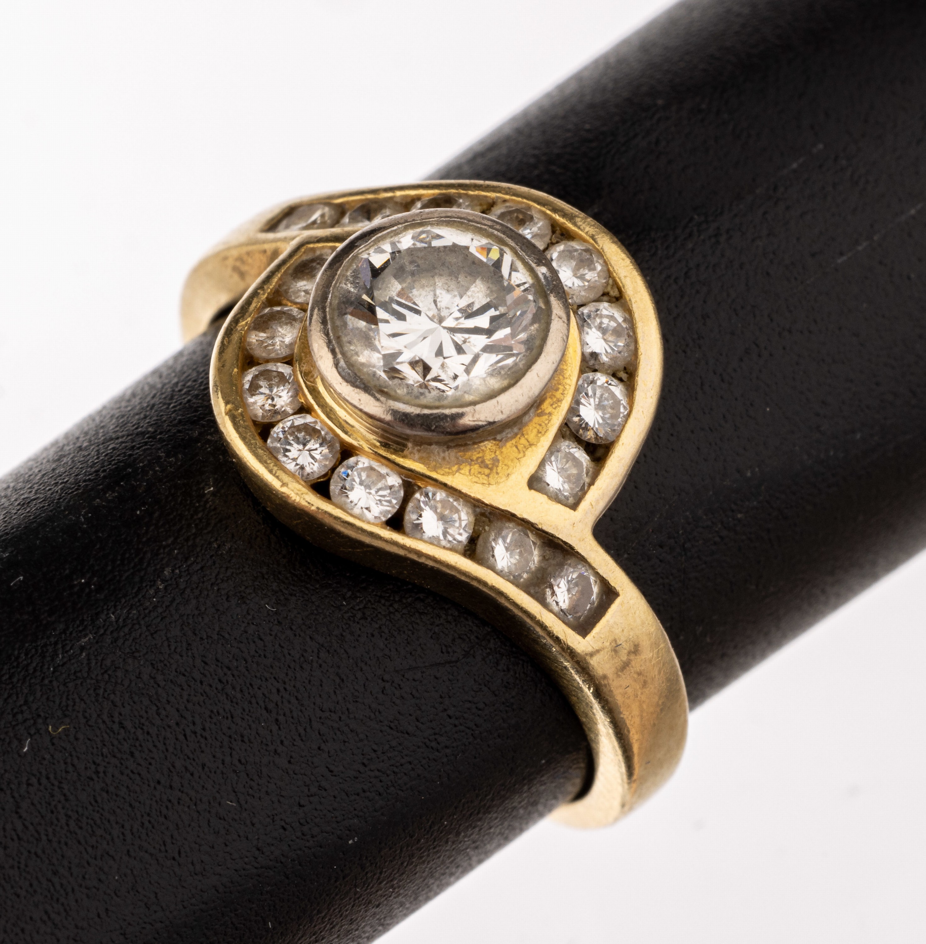 18 kt Gold Brillant-Ring, GG 750/000, mittiger Brillant ca. 0.75 ct Weiß/si2, 16 weitere Brillanten zus. ca. 0.48 ct Weiß/si, RW 52.5, ca. 5.7 g