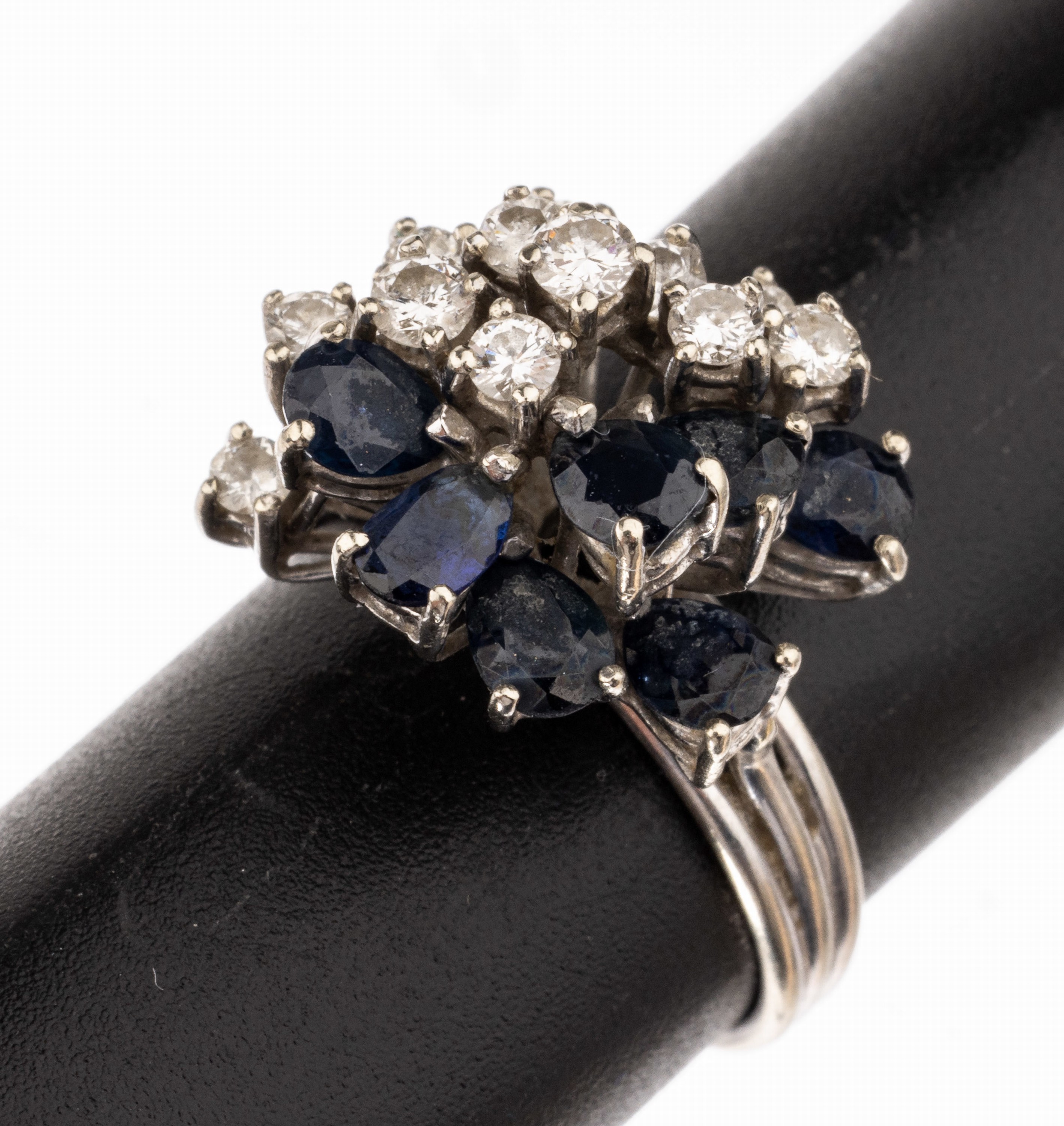 18 kt Gold Saphir-Brillant-Ring, WG 750/000, facett. Saphirtropfen zus. ca. 1.10 ct, 12 Brillanten zus. ca. 0.55 Weiß/si-p, RW 54, ca. 5.8 g
