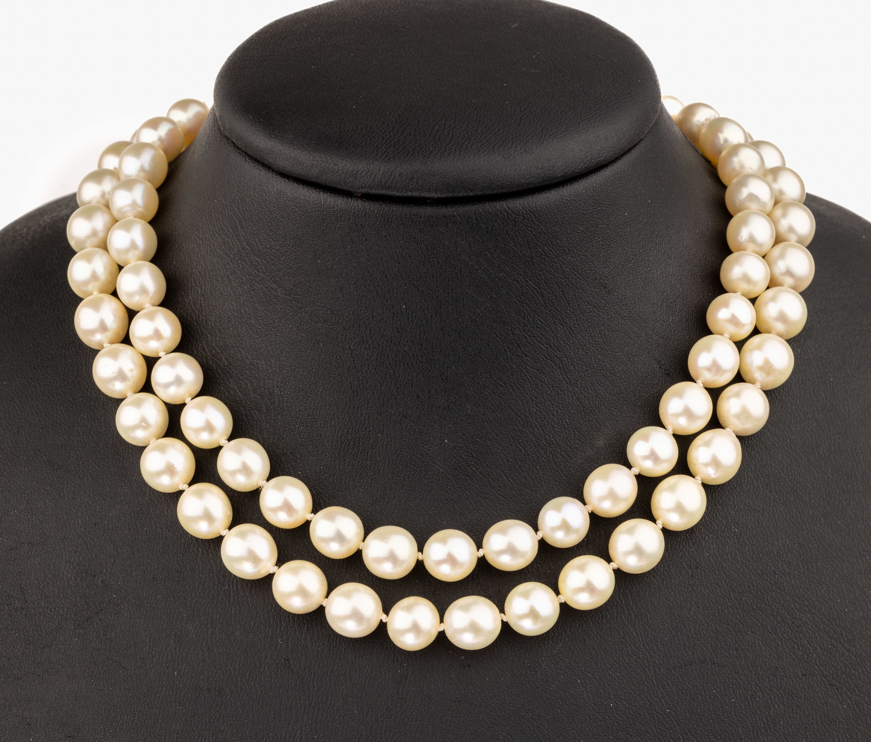 Zuchtperl-Collier mit 18 kt Gold Saphir- Diamant-Schmuckschließe, WG 750/000, cremefarb. Süßwasserzuchtperlen, D. ca. 8-9 mm, Schließe mit ...