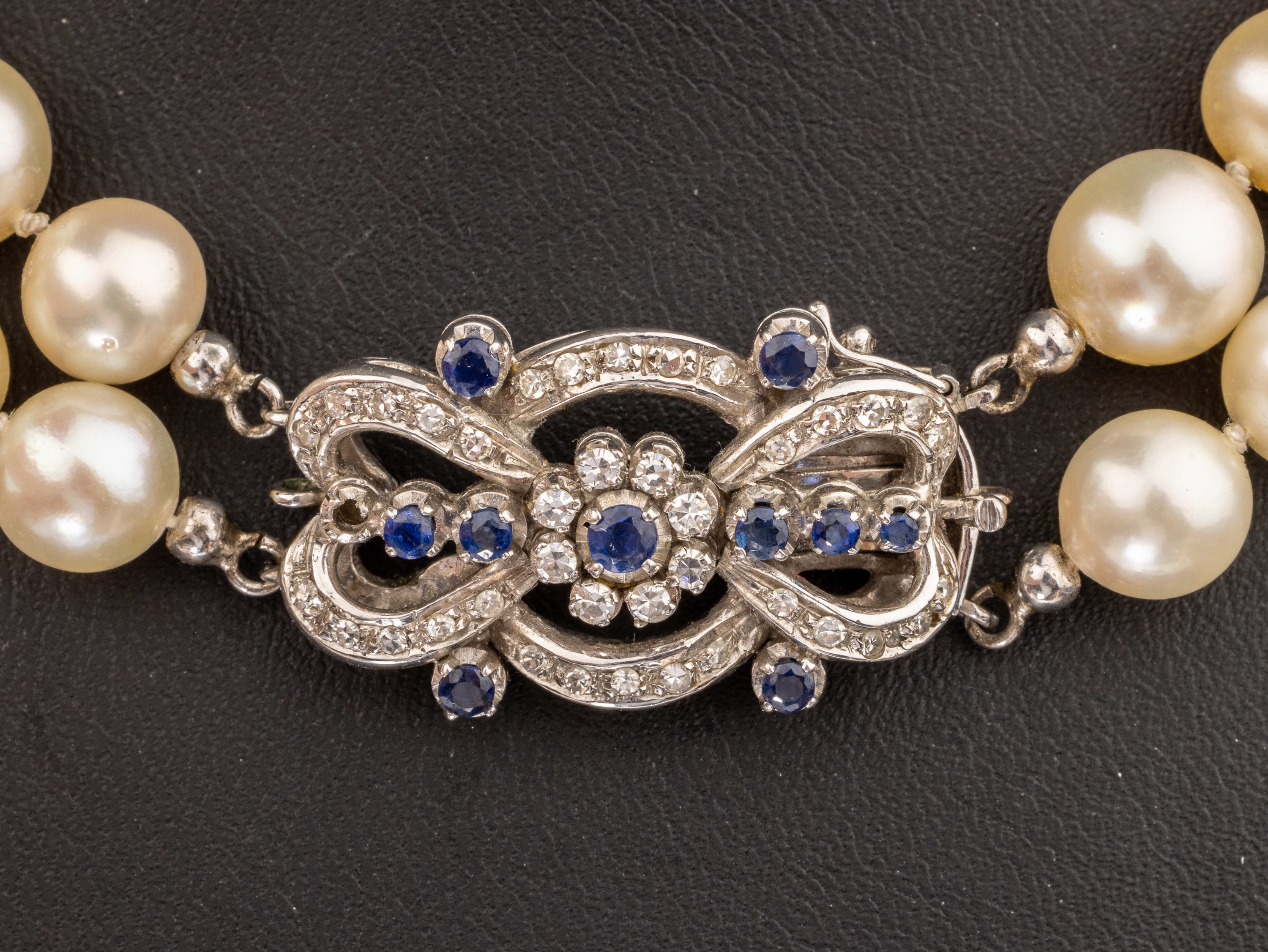 Detail a: Zuchtperl-Collier mit 18 kt Gold Saphir- Diamant-Schmuckschließe, WG 750/000, cremefarb. Süßwasserzuchtperlen, D. ca. 8-9 mm, Schließe mit ...