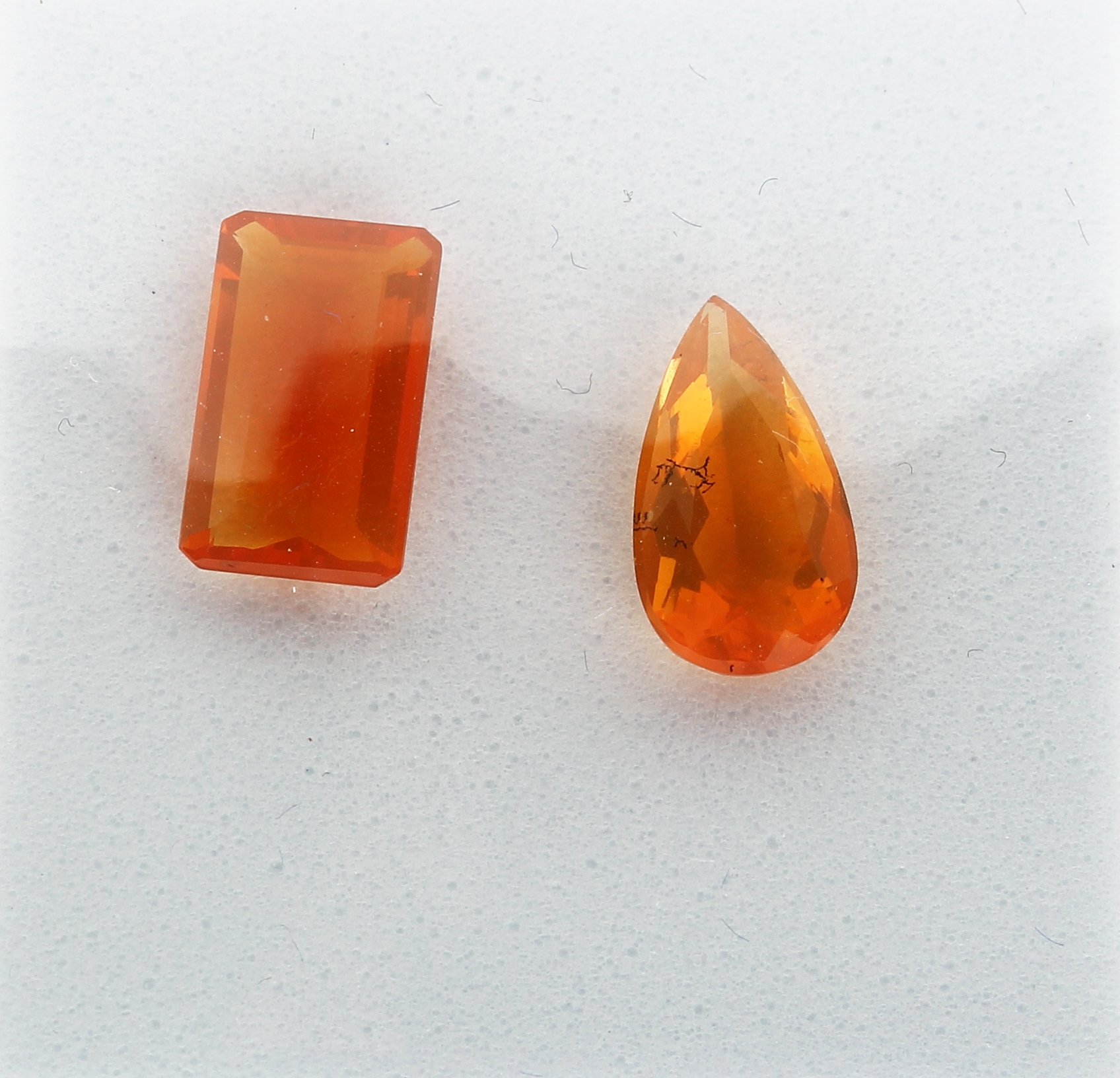 Lot 2 lose Feueropale, 2.99 ct, 1 x facett.Tropfen 1.44 ct, 1 x Emerald-Cut ca. 1.55 ct, mit IGE-Expertise