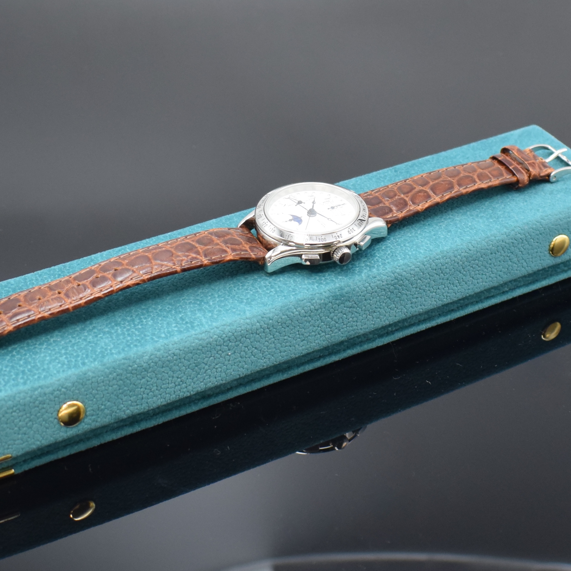 Detail e: GUINAND nahezu neuwertiger Armbandchronograph, Schweiz um 2005, Automatik, Edelstahlgeh., Boden u. Krone verschr., Lün. m. grav. Tachymeterskala, ...