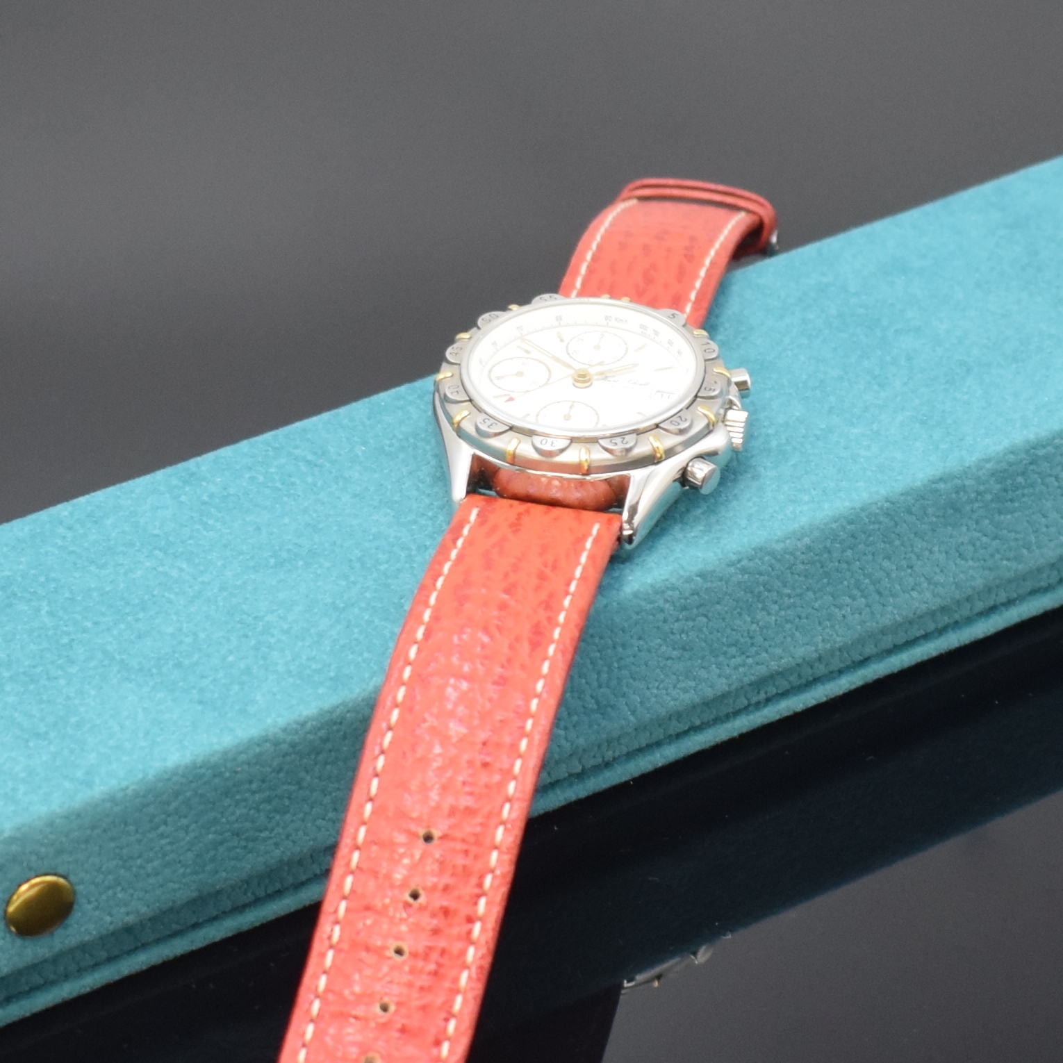 Detail d: KURT SCHAFFO Armbandchronograph in Stahl, Schweiz um 2010, Automatik, Boden u. Krone verschr., Lünette m. 60er Teilung eins. drehb., weißes ...