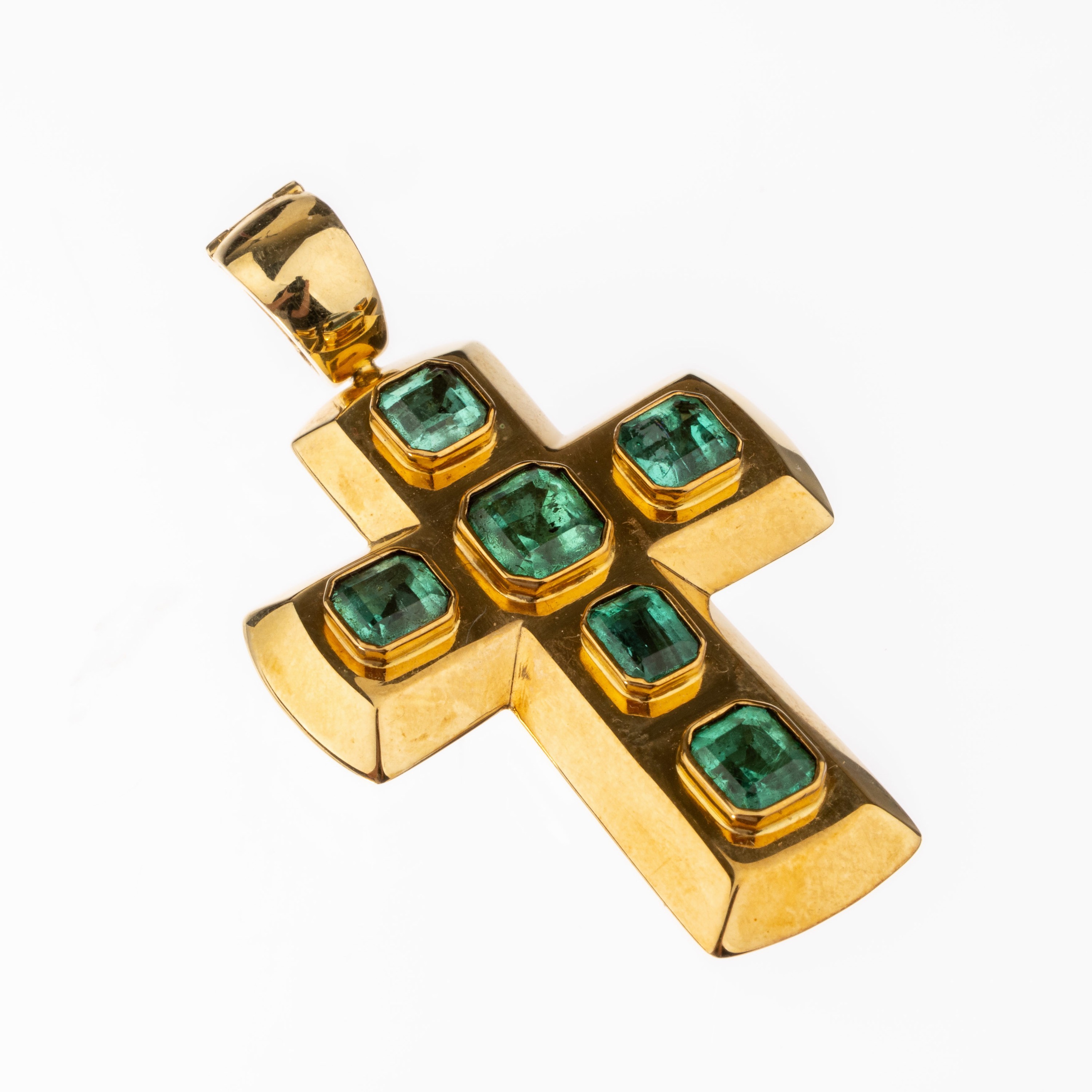 18 kt Gold Smaragd-Kreuzanhänger, GG 750/000, 6 facett. Smaragde zus. ca. 3.87 ct (grav.), ca. 8.8 g, L. ca. 5 cm, rücks. verbödet