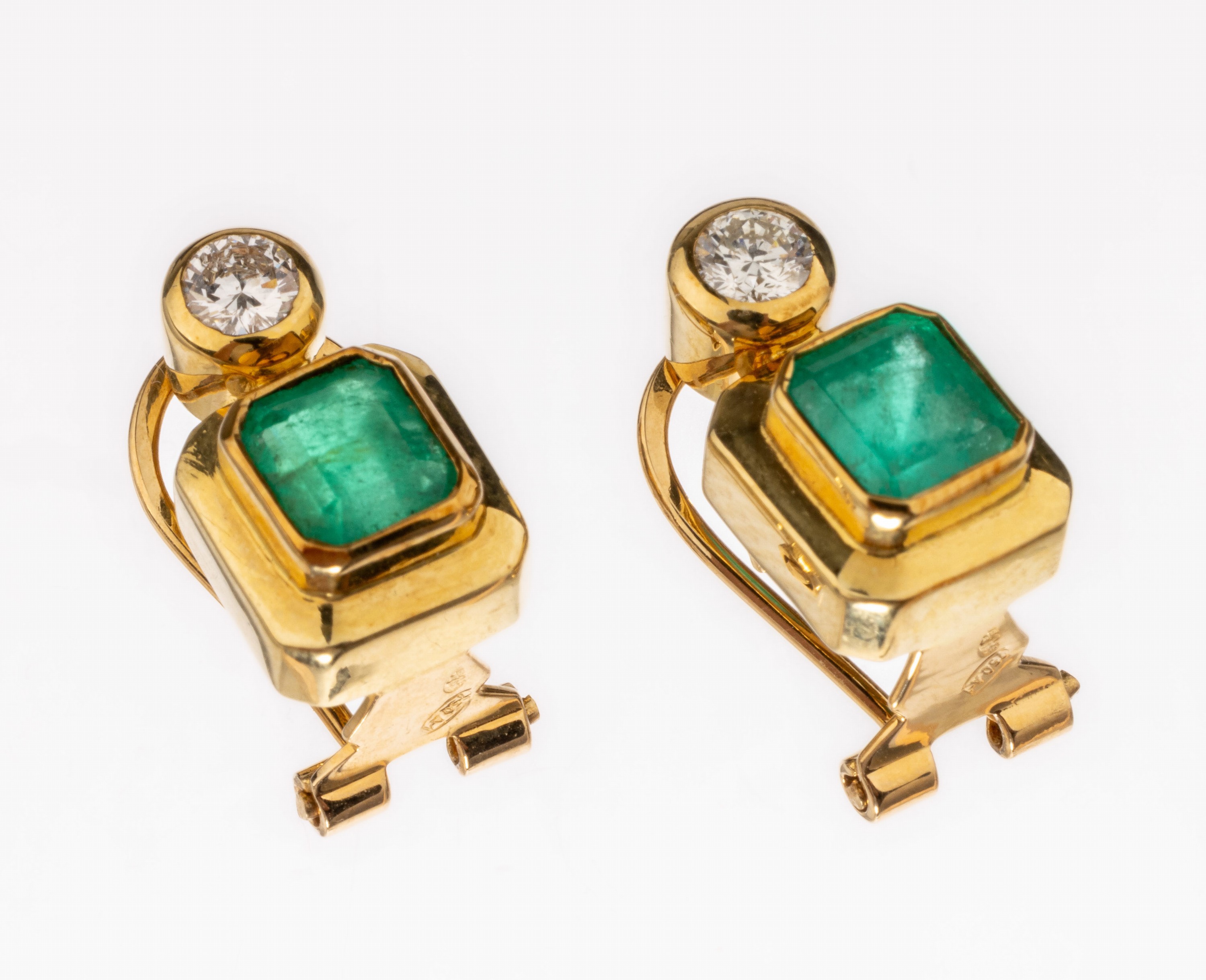 Paar 18 kt Gold Brillant-Smaragd-Ohrstecker, GG 750/000, 2 facett. Smaragde zus. ca. 1.03 ct, (grav.), 2 Brillanten zus. ca. 0.30 ct feines ...