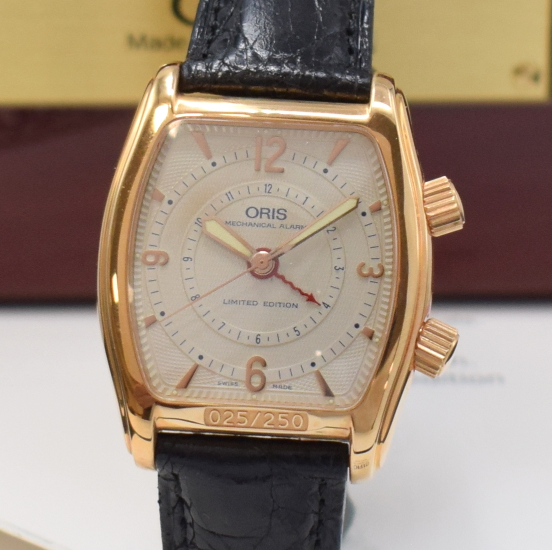 Detail a: ORIS nahezu neuwertiger, auf 250 Stück limitierter Armbandwecker Referenz 7479-60 in RG 750/000, Schweiz um 1996, Handaufzug, tonneauförm. Geh. ...