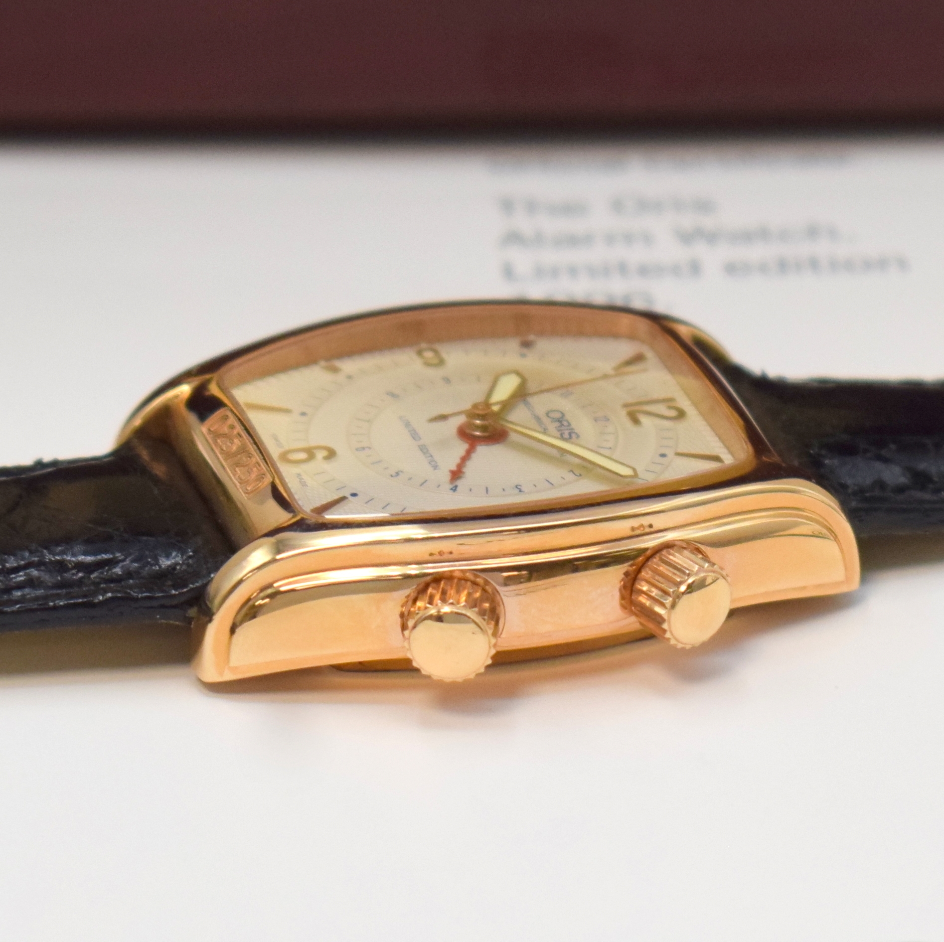 Detail d: ORIS nahezu neuwertiger, auf 250 Stück limitierter Armbandwecker Referenz 7479-60 in RG 750/000, Schweiz um 1996, Handaufzug, tonneauförm. Geh. ...