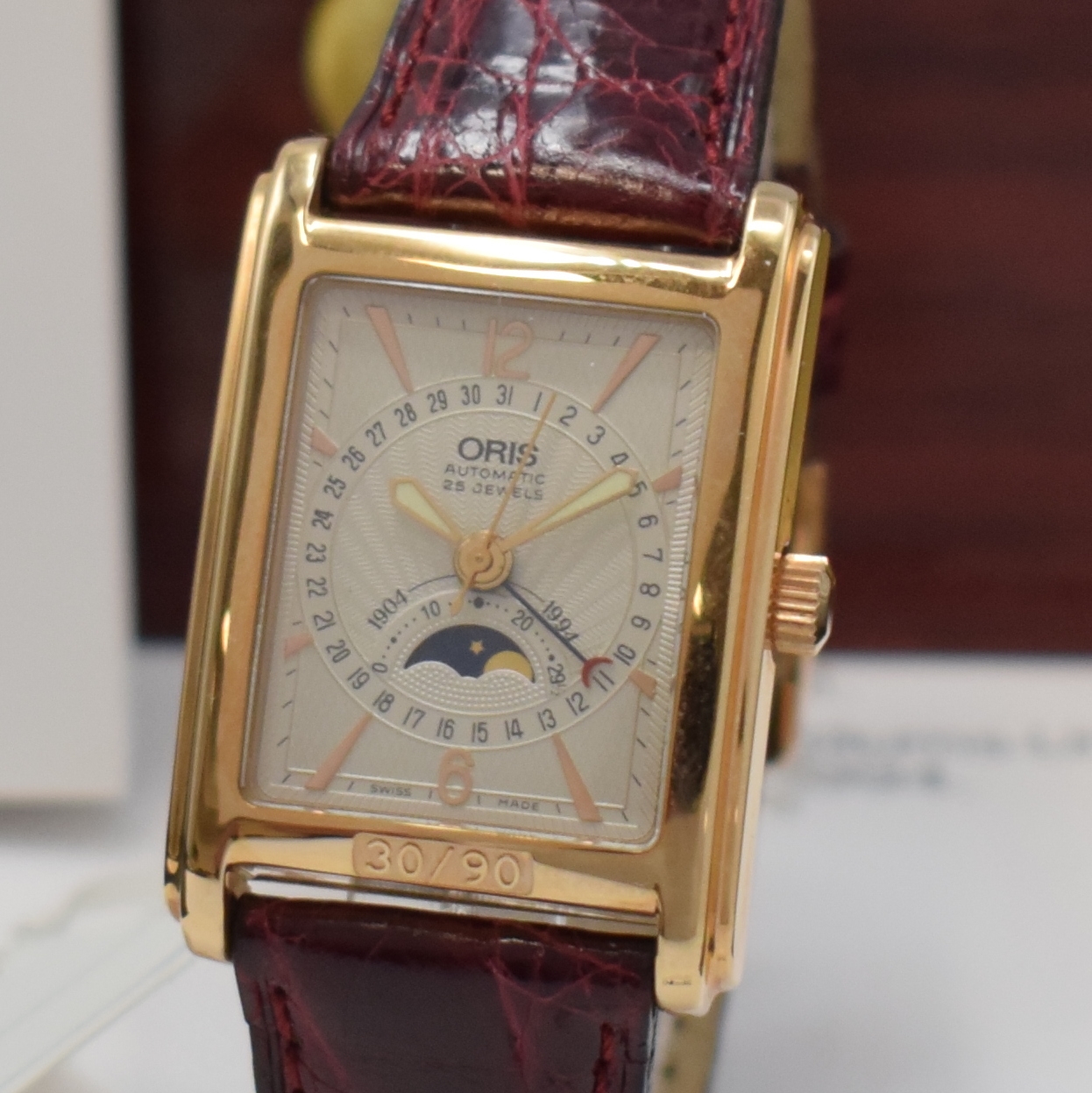 Detail a: ORIS nahezu neuwertige auf 90 Stück limitierte Armbanduhr mit Mondphase und Datum in RG 750/000, Schweiz um 1994, Automatik, rechteckiges Geh. m. ...