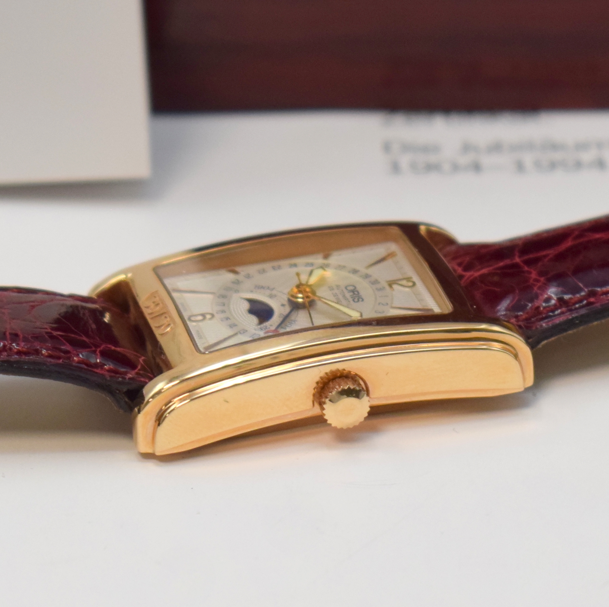 Detail d: ORIS nahezu neuwertige auf 90 Stück limitierte Armbanduhr mit Mondphase und Datum in RG 750/000, Schweiz um 1994, Automatik, rechteckiges Geh. m. ...