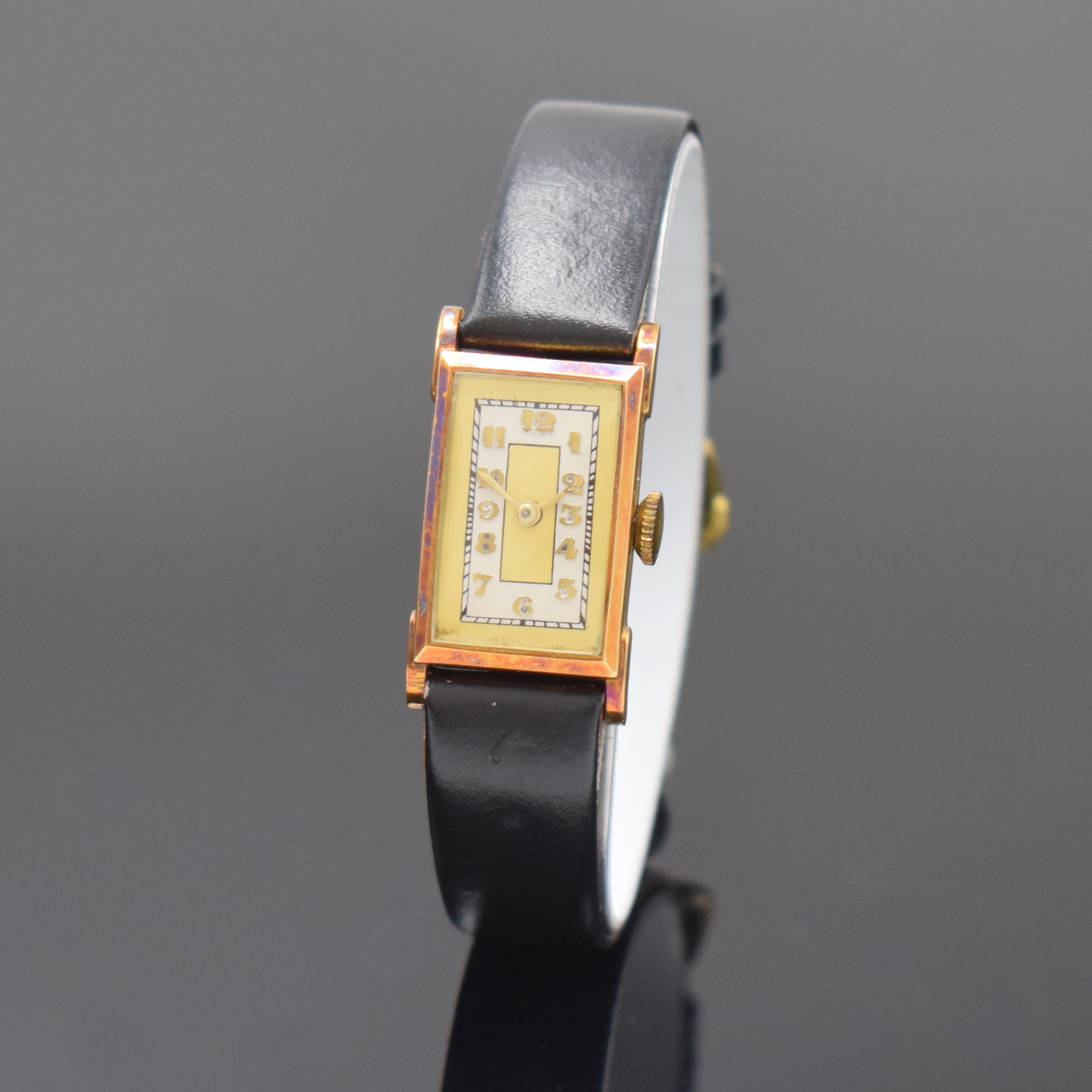 Damenarmbanduhr in RG 585/000, Deutschland um 1935, Handaufzug, rechteck. Scharniergeh., 2-farb. Zifferbl., aufges. gold. Zahlen, verg. Werk Kal. ...
