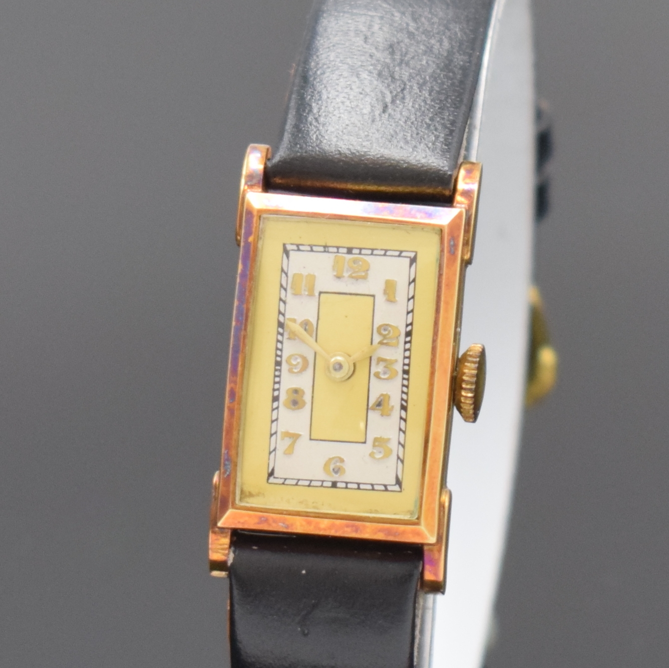 Detail a: Damenarmbanduhr in RG 585/000, Deutschland um 1935, Handaufzug, rechteck. Scharniergeh., 2-farb. Zifferbl., aufges. gold. Zahlen, verg. Werk Kal. ...