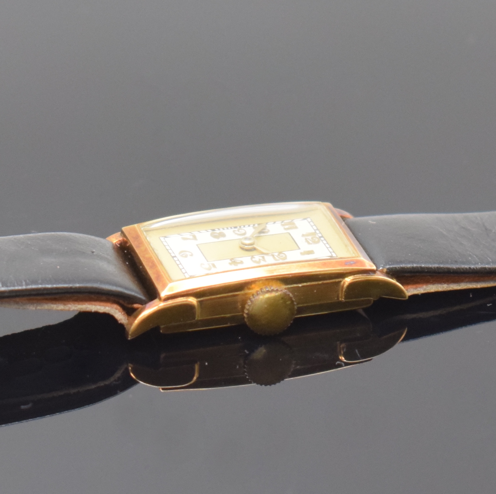 Detail b: Damenarmbanduhr in RG 585/000, Deutschland um 1935, Handaufzug, rechteck. Scharniergeh., 2-farb. Zifferbl., aufges. gold. Zahlen, verg. Werk Kal. ...