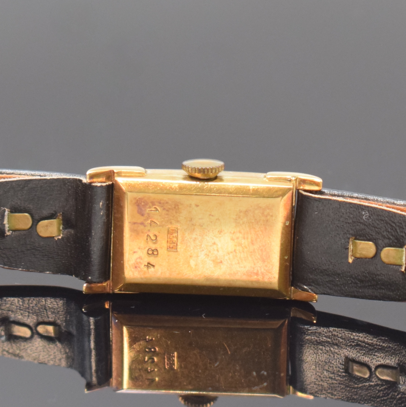 Detail c: Damenarmbanduhr in RG 585/000, Deutschland um 1935, Handaufzug, rechteck. Scharniergeh., 2-farb. Zifferbl., aufges. gold. Zahlen, verg. Werk Kal. ...