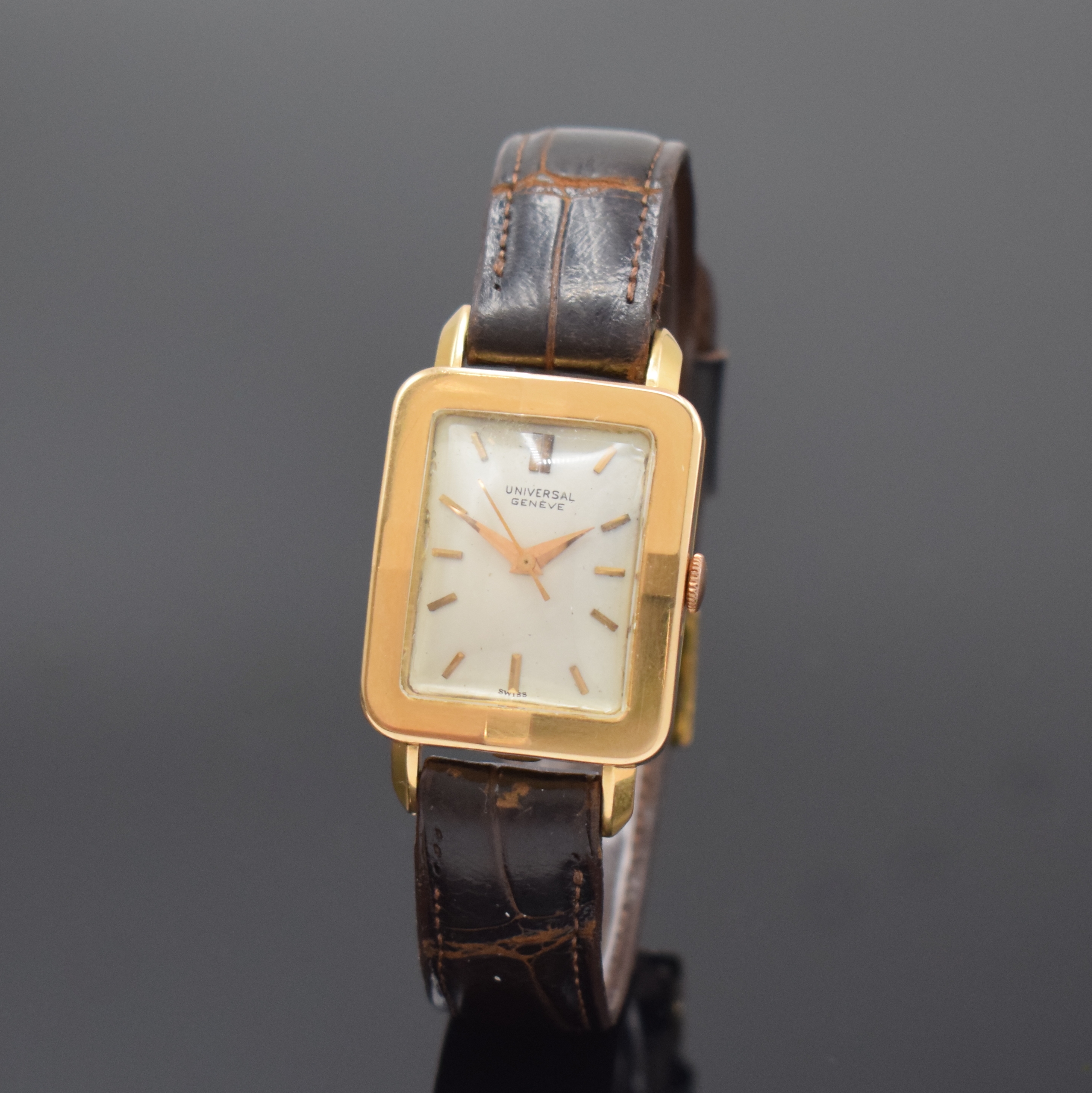 UNIVERSAL GENEVE ausgefallene Armbanduhr in RoseG 750/000, Schweiz um 1950, Handaufzug, 2-tlg. Geh., Boden aufgedr., facettierte Lünette, silb. ...