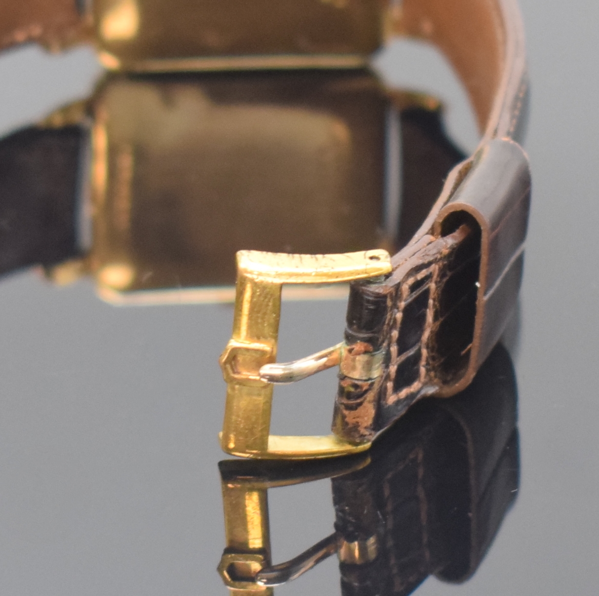 Detail b: UNIVERSAL GENEVE ausgefallene Armbanduhr in RoseG 750/000, Schweiz um 1950, Handaufzug, 2-tlg. Geh., Boden aufgedr., facettierte Lünette, silb. ...