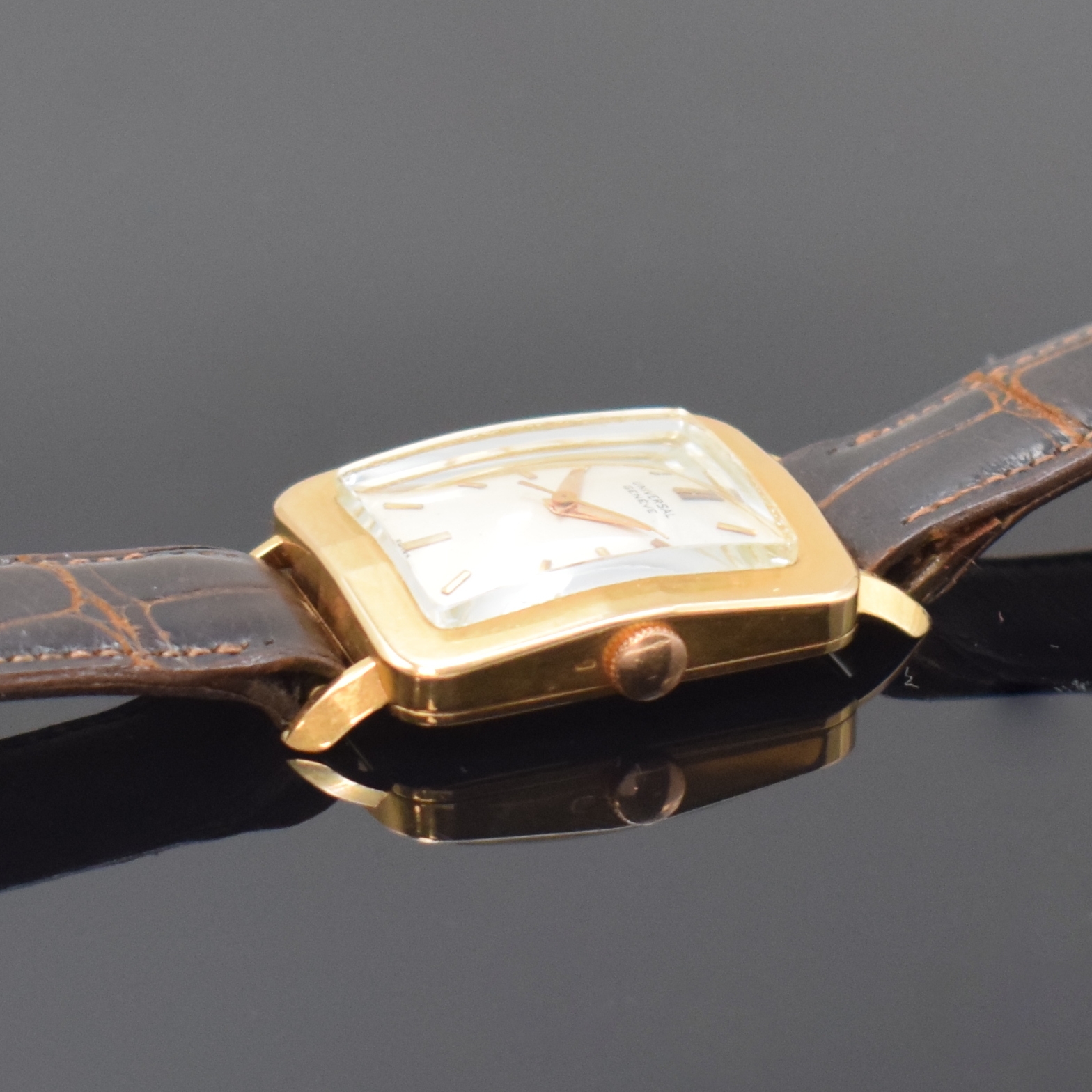 Detail c: UNIVERSAL GENEVE ausgefallene Armbanduhr in RoseG 750/000, Schweiz um 1950, Handaufzug, 2-tlg. Geh., Boden aufgedr., facettierte Lünette, silb. ...