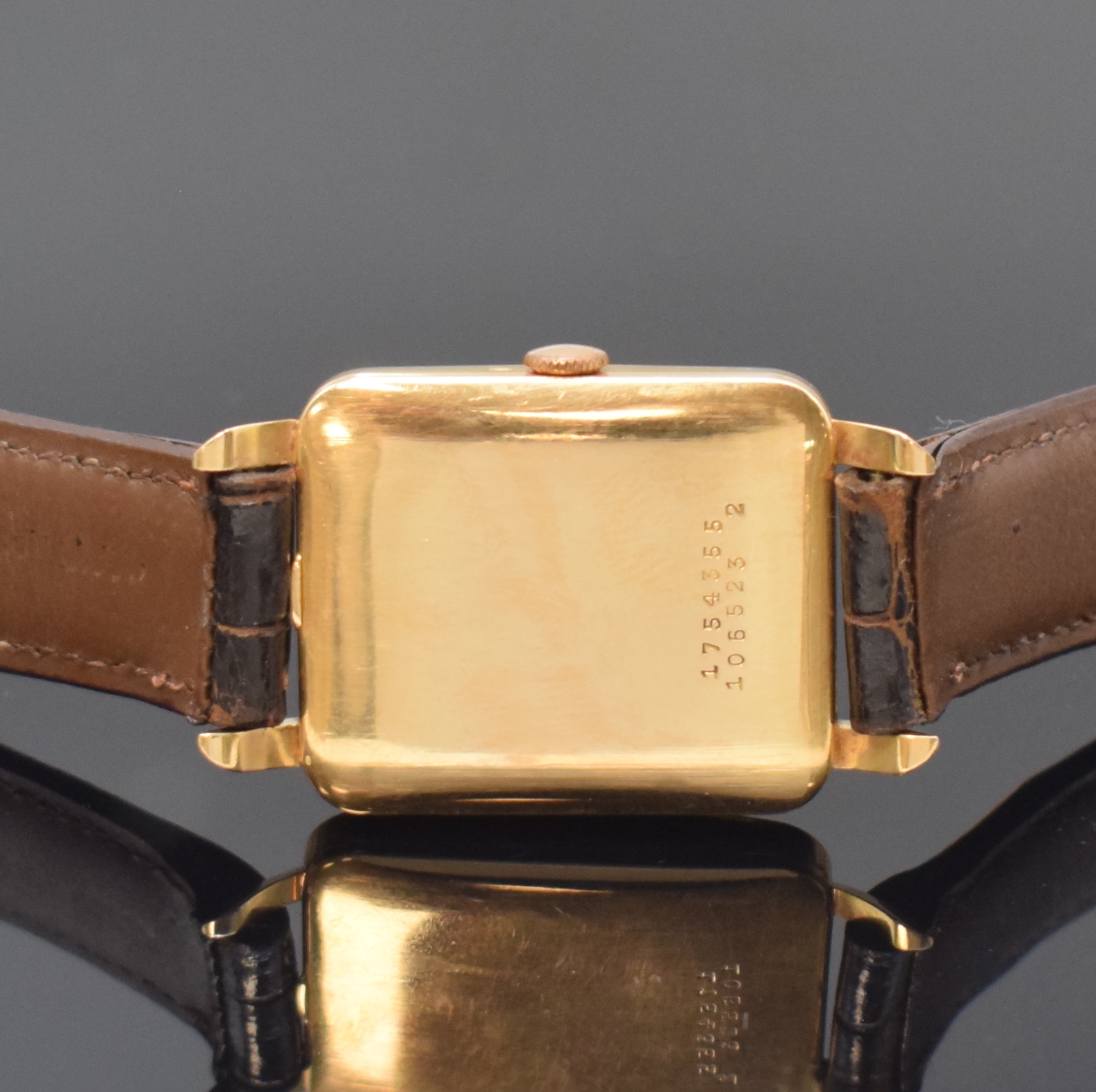 Detail d: UNIVERSAL GENEVE ausgefallene Armbanduhr in RoseG 750/000, Schweiz um 1950, Handaufzug, 2-tlg. Geh., Boden aufgedr., facettierte Lünette, silb. ...