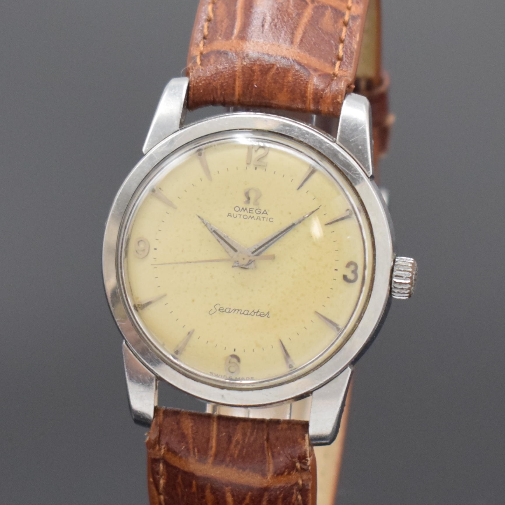 Detail a: OMEGA Seamaster Armbanduhr Referenz 2846SC in Stahl, Schweiz um 1960, Automatik, 3-tlg. Geh., Boden aufgedr., silb. Duoton-Zifferbl. pat., aufges. ...