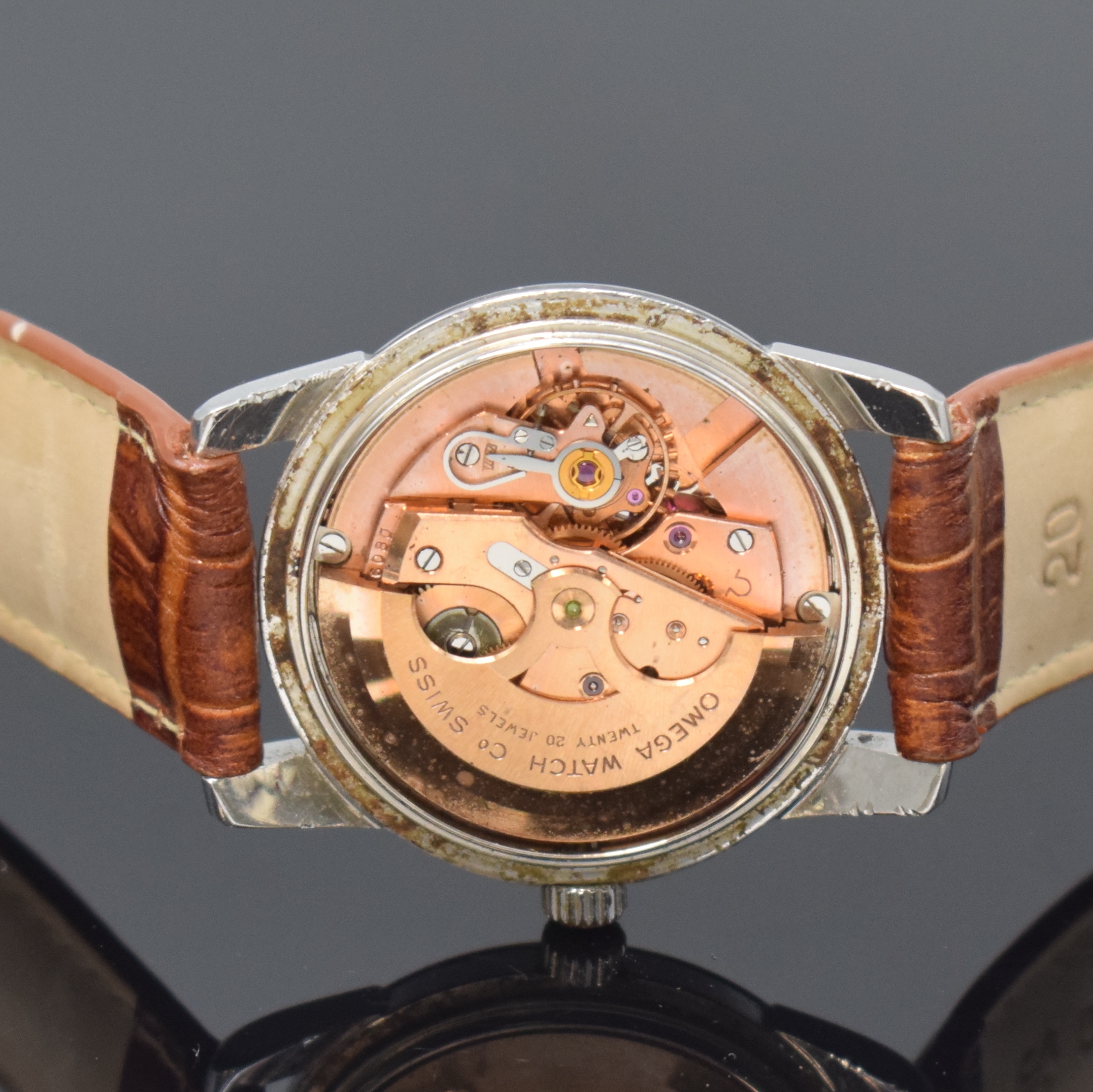 Detail e: OMEGA Seamaster Armbanduhr Referenz 2846SC in Stahl, Schweiz um 1960, Automatik, 3-tlg. Geh., Boden aufgedr., silb. Duoton-Zifferbl. pat., aufges. ...