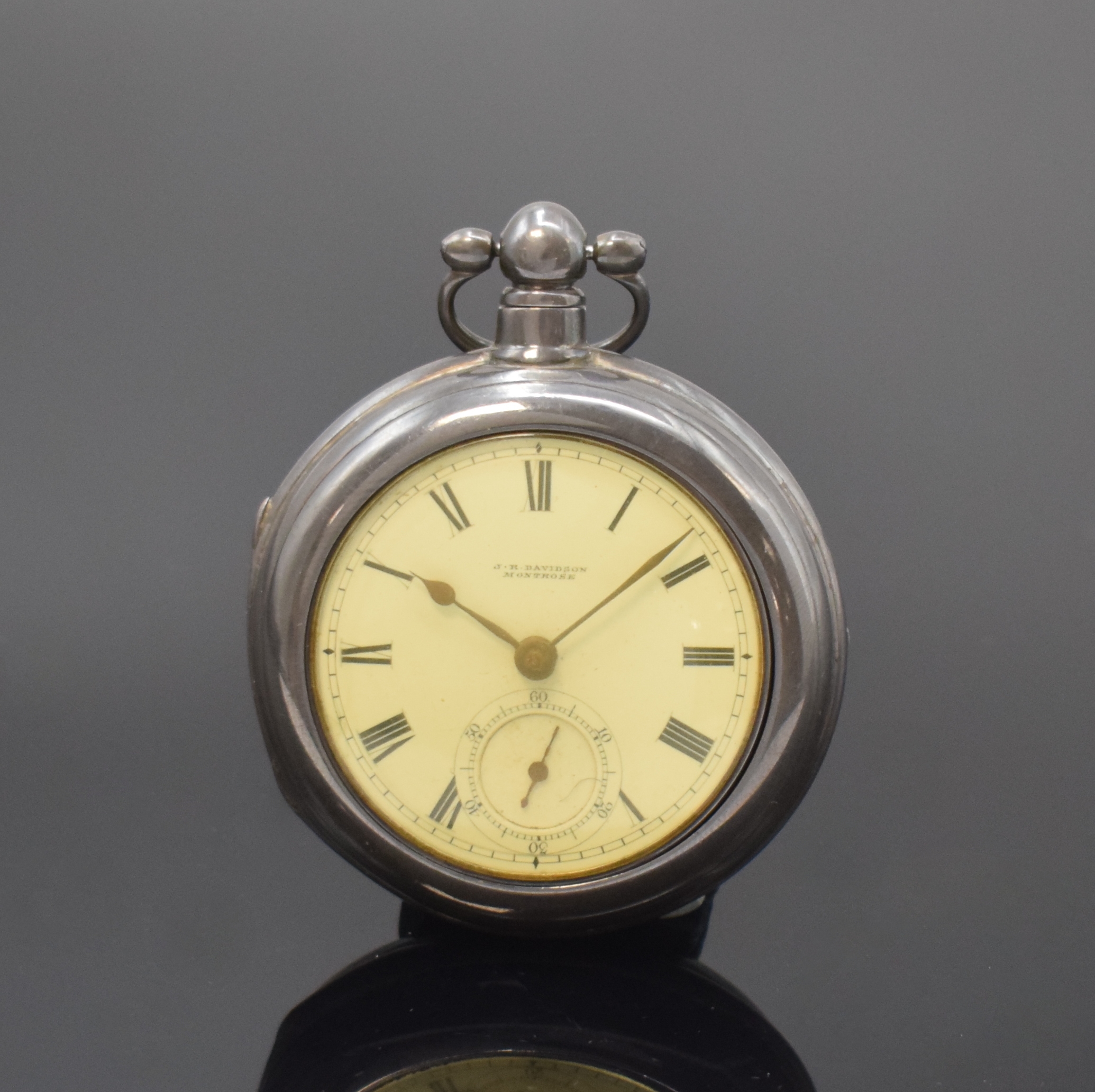 J.R. DAVIDSON offene schwere Taschenuhr in Sterlingsilber, Chester Hallmark 1904, Schlüsselaufzug, glattes Geh. u. Übergeh., Emailzifferbl. m. ...