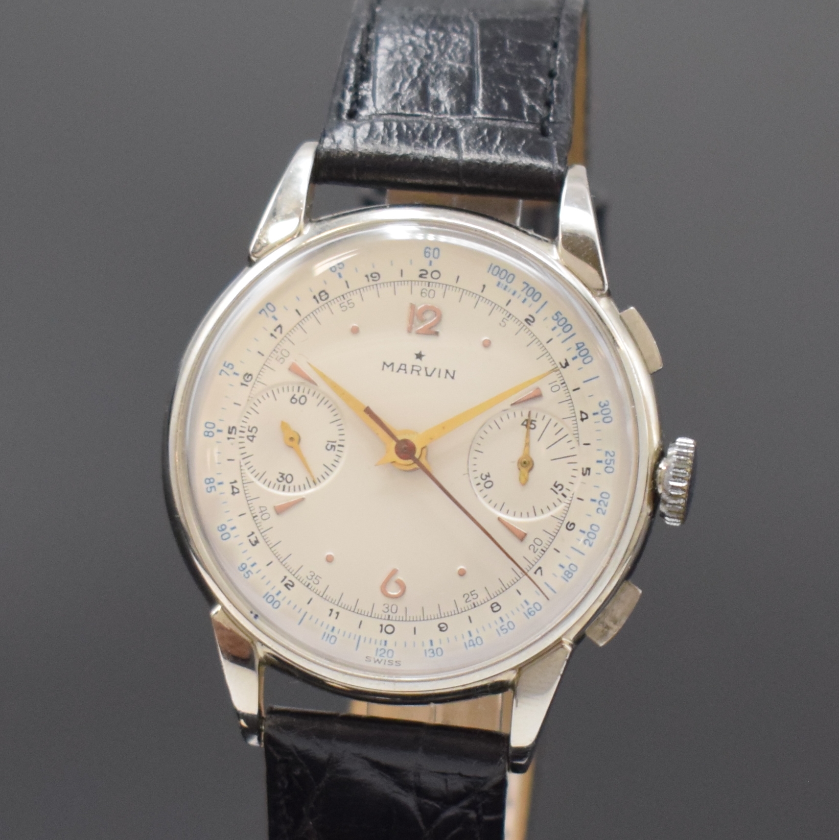 Detail a: MARVIN Kaliber Valjoux 22 Armbandchronograph in Stahl, Schweiz um 1945, Handaufzug, 3- tlg. Geh., Boden u. Glasrand aufgedr., silb. Zifferbl. rest., ...