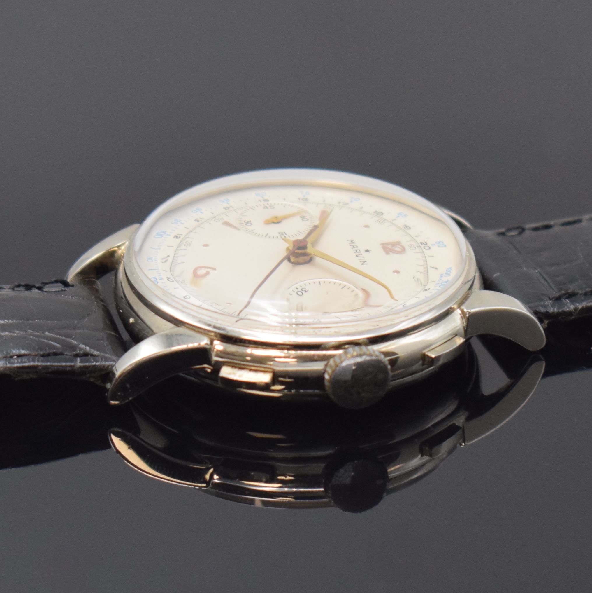 Detail b: MARVIN Kaliber Valjoux 22 Armbandchronograph in Stahl, Schweiz um 1945, Handaufzug, 3- tlg. Geh., Boden u. Glasrand aufgedr., silb. Zifferbl. rest., ...
