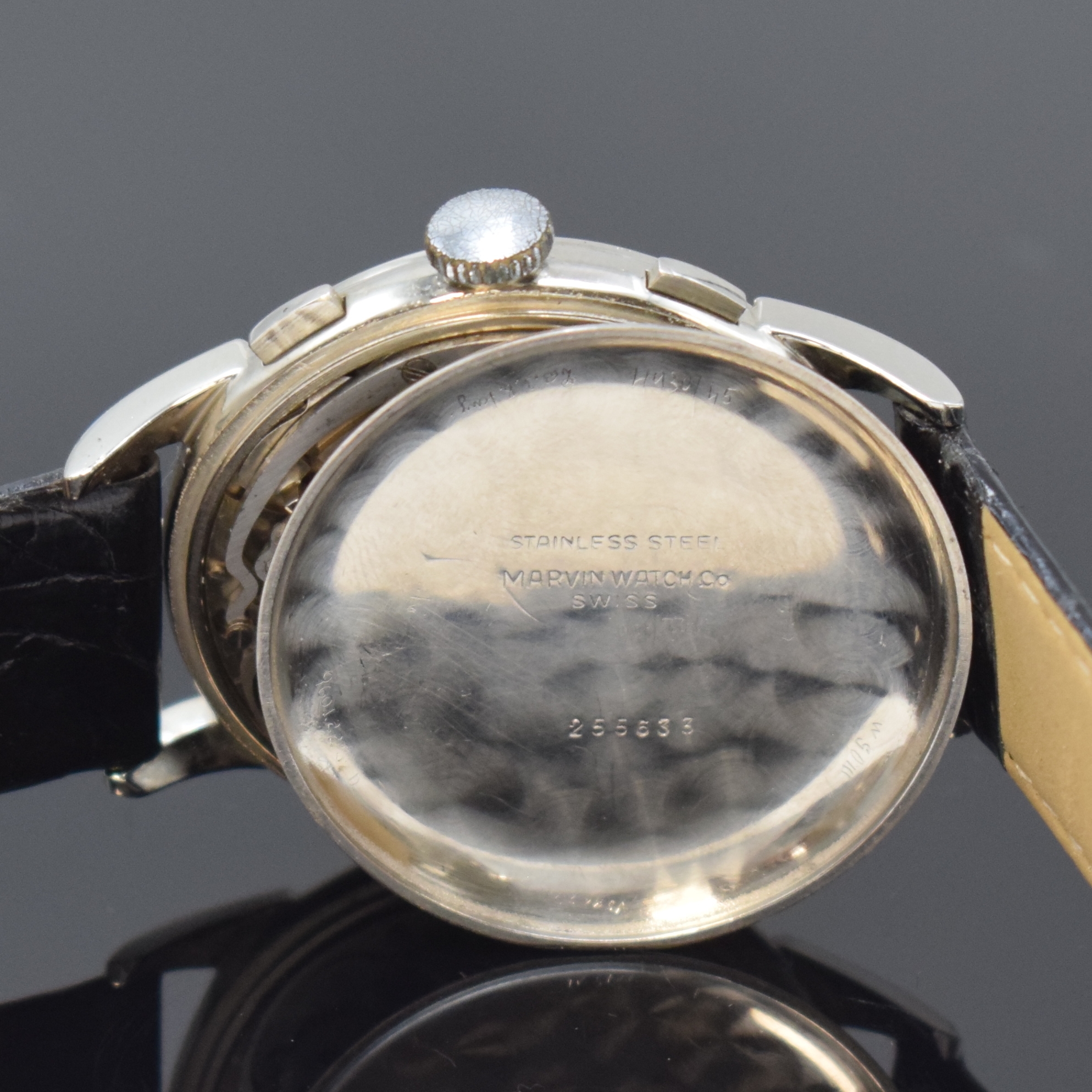 Detail e: MARVIN Kaliber Valjoux 22 Armbandchronograph in Stahl, Schweiz um 1945, Handaufzug, 3- tlg. Geh., Boden u. Glasrand aufgedr., silb. Zifferbl. rest., ...