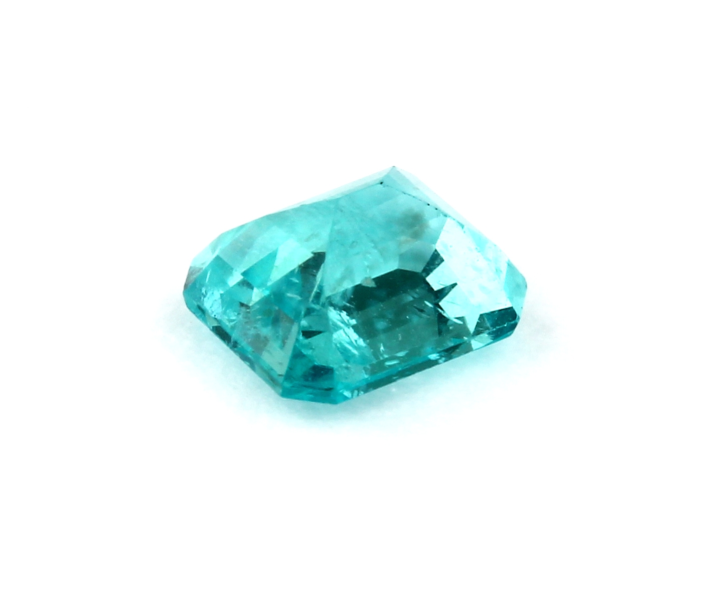 Detail a: Loser Apatit, 0.72 ct, oktagonaler Treppenschliff, mit ALGT-Expertise