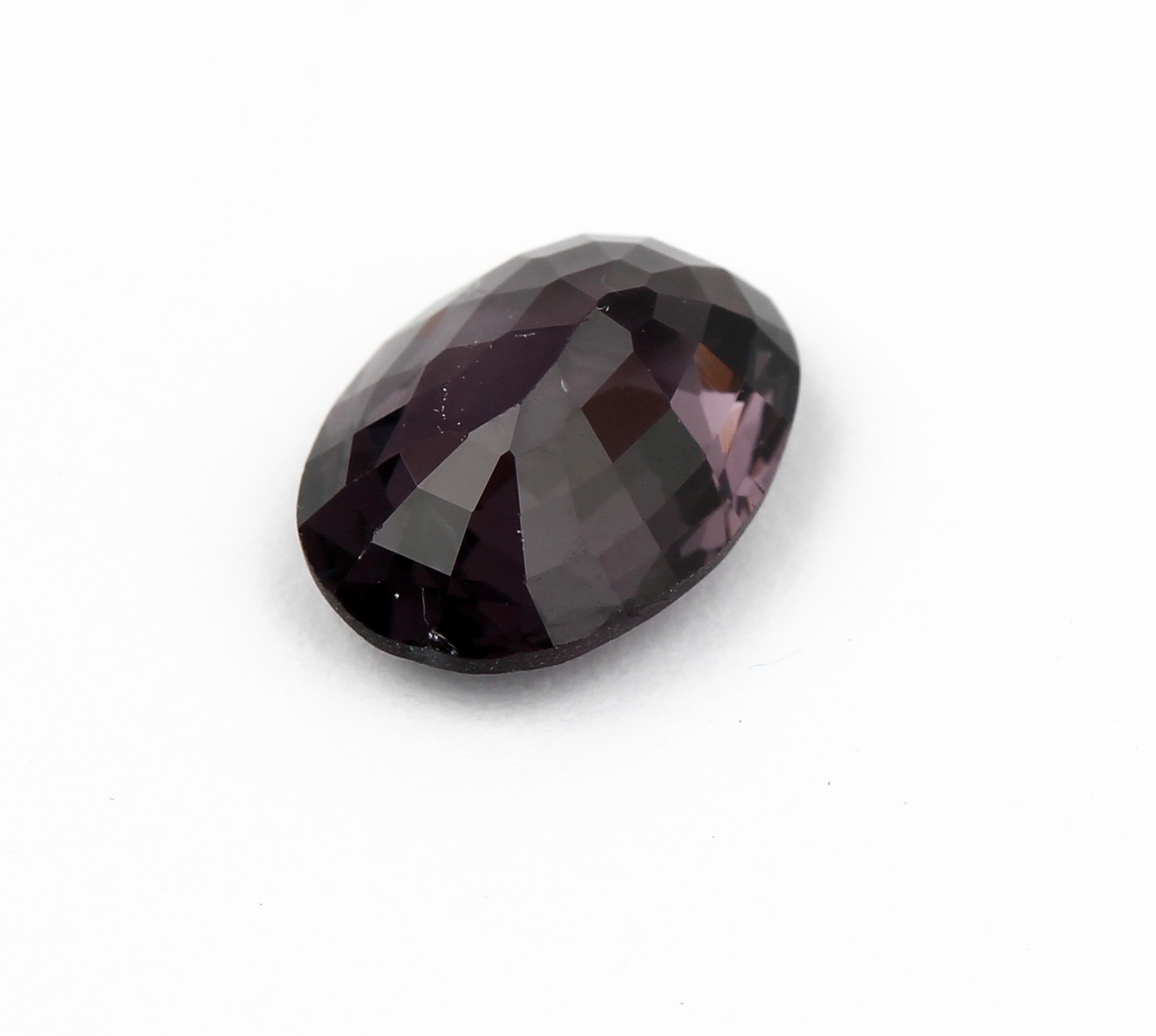 Detail a: Loser nat. Spinell, 2.02 ct, ovalfacett., mit GIT-Expertise
